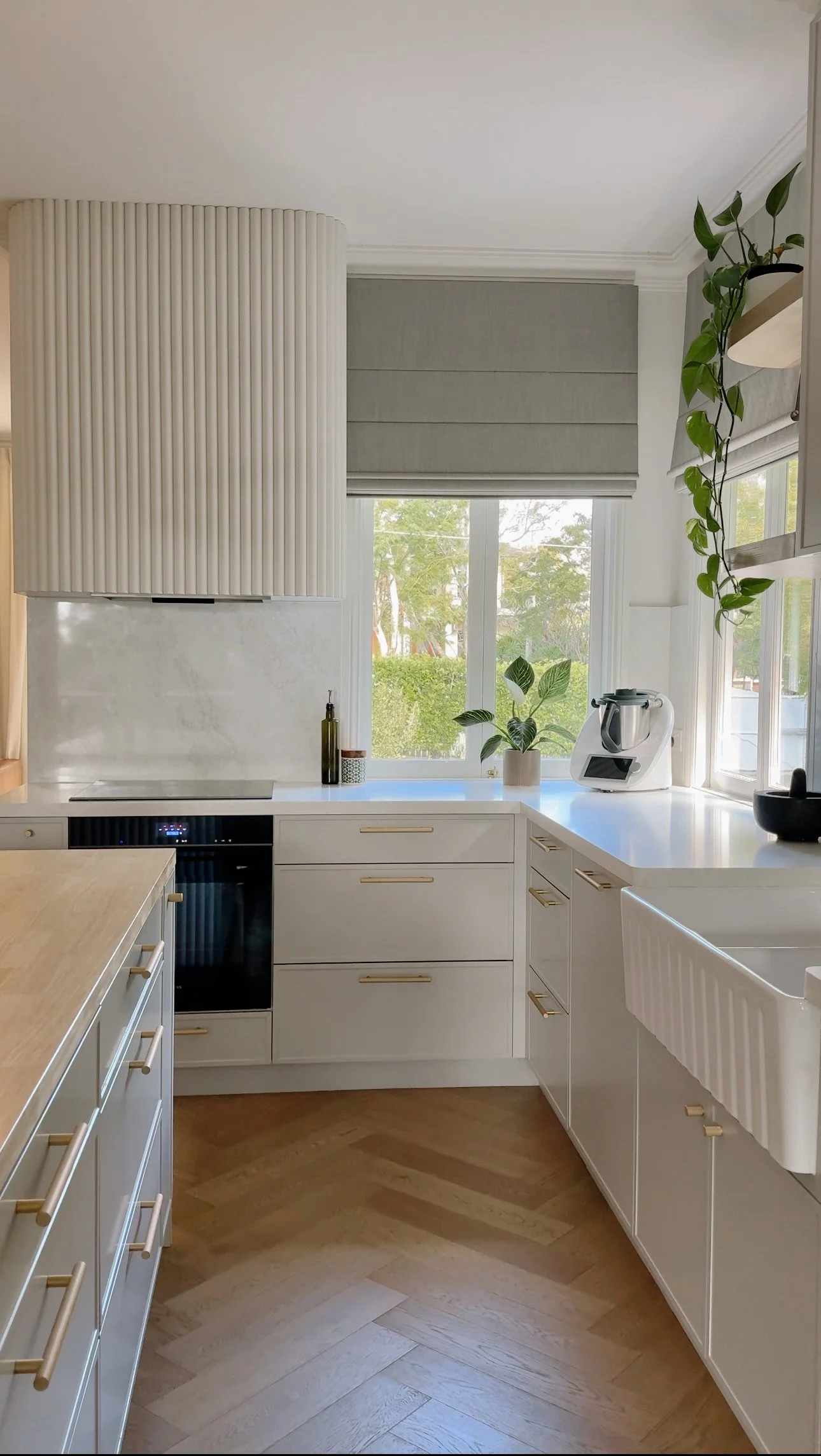 TID-Studio-modern-coastal-kitchen-redeed-rangehood-Brisbane-2.JPG