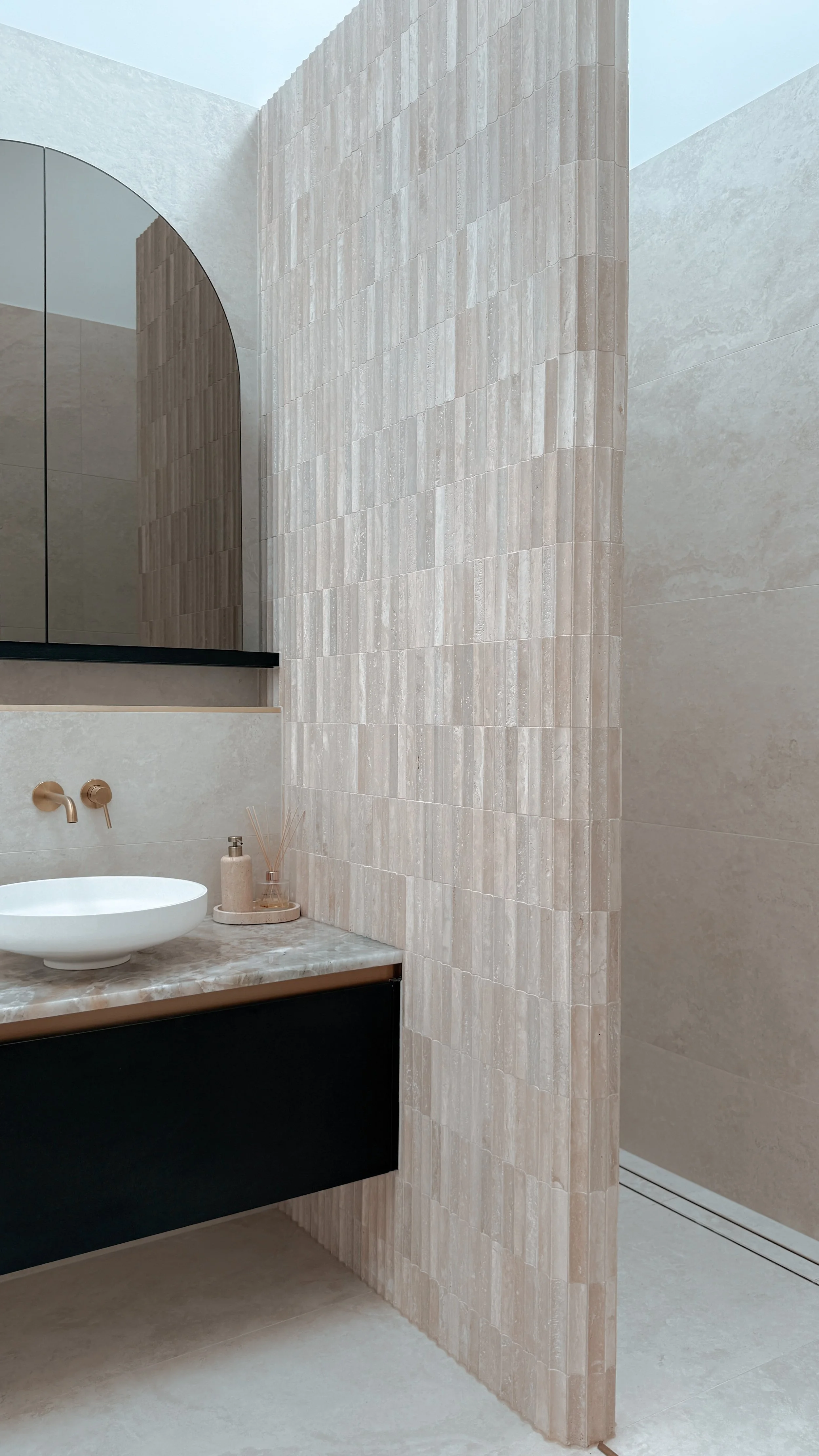 tid-studio-contemporary-luxe-modern-pool-house-brisbane-powder-room-neutral-colors-soft-curves-interior-design-sydney-06.jpg