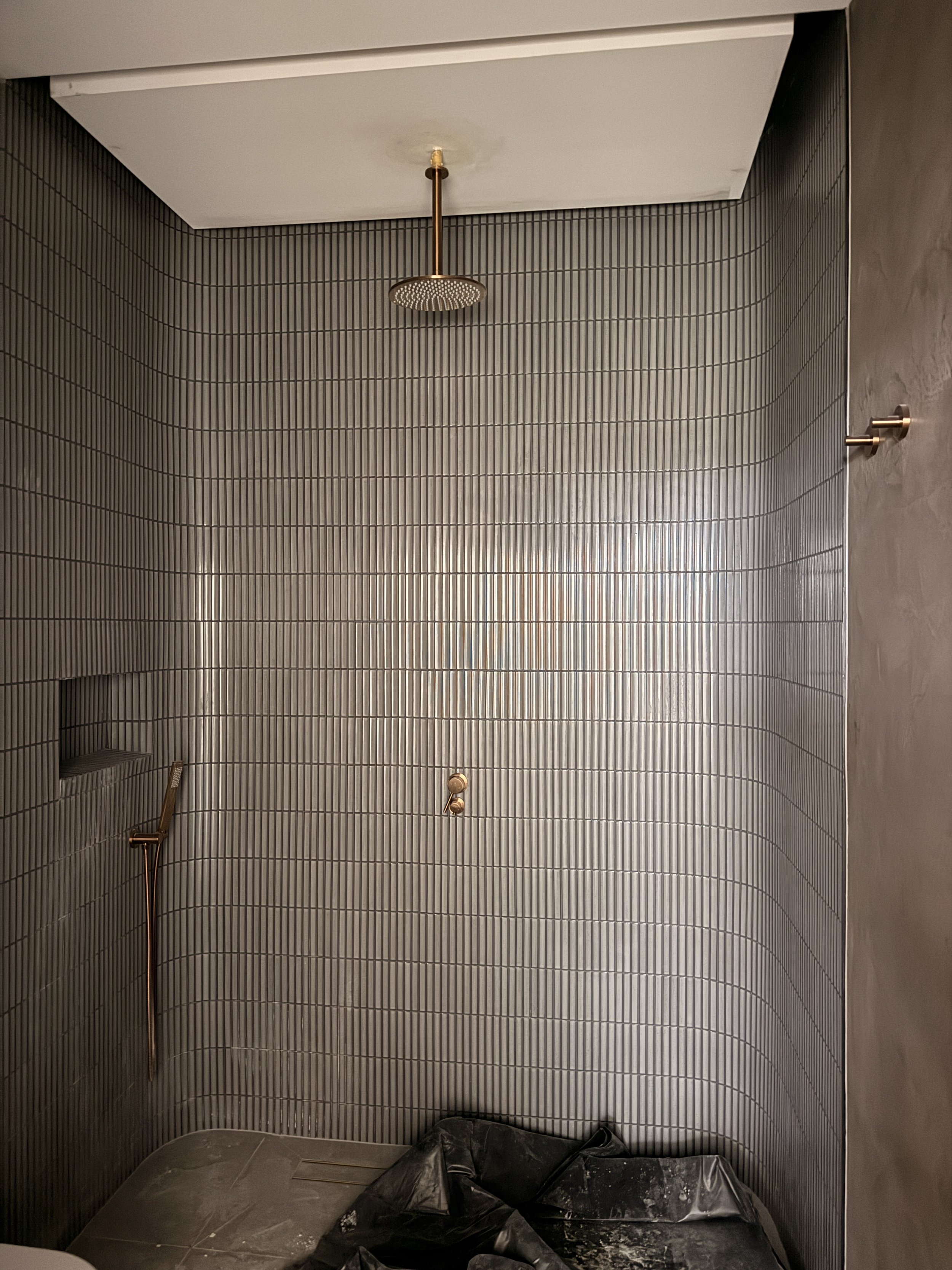 Modern powder room featuring curved dark, dramatic colour palette and brushed brass fixtures — Auriga Residence by TID Studio, interior designer Sydney
