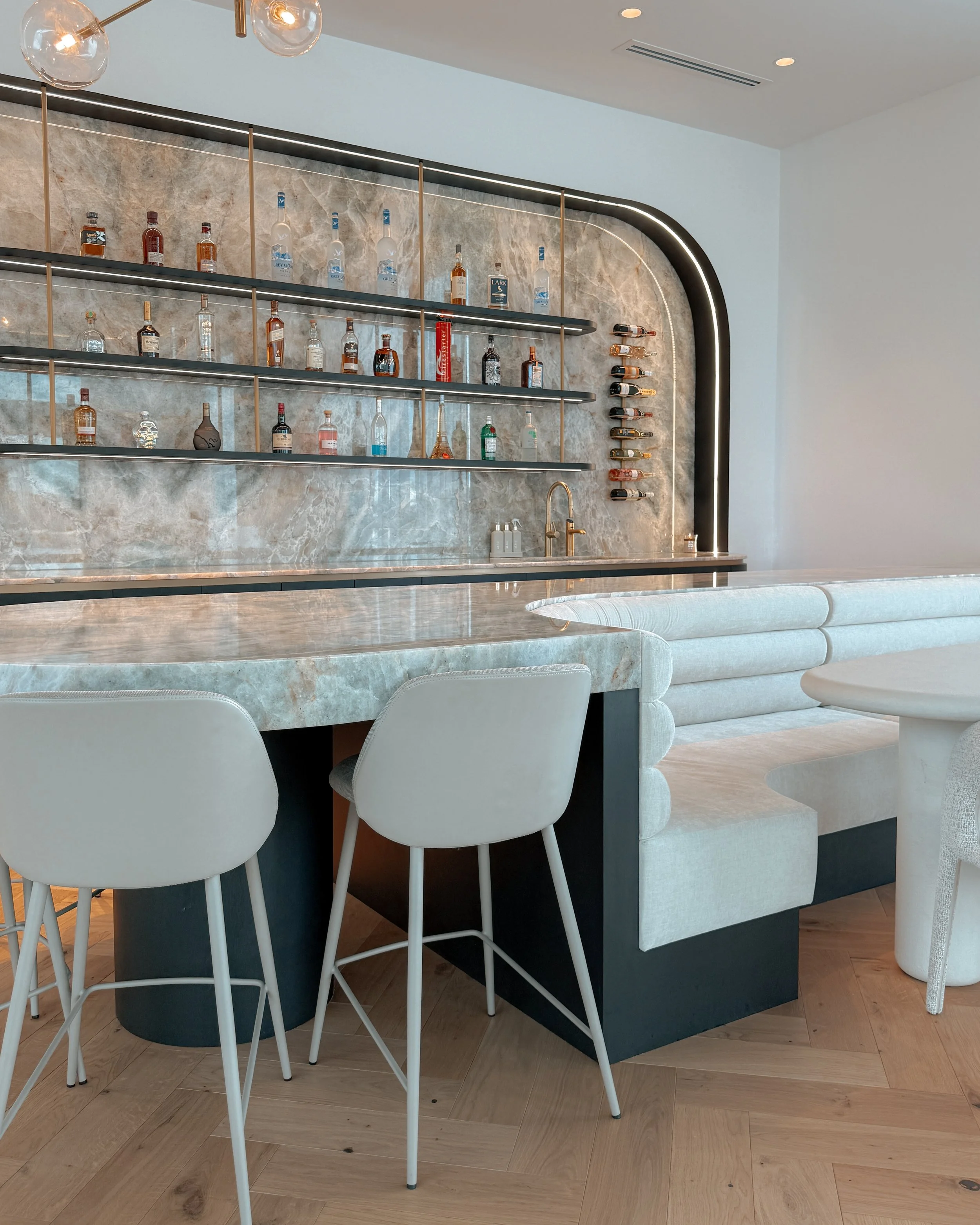 Modern coastal bar with island booth seating in a pool house in Brisbane, designed by TID Studio Sydney