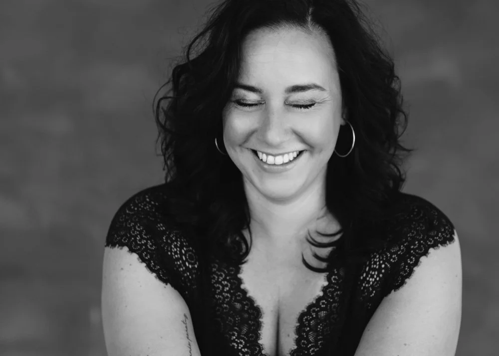 Eva, arts en holistisch therapeut lachend op de foto