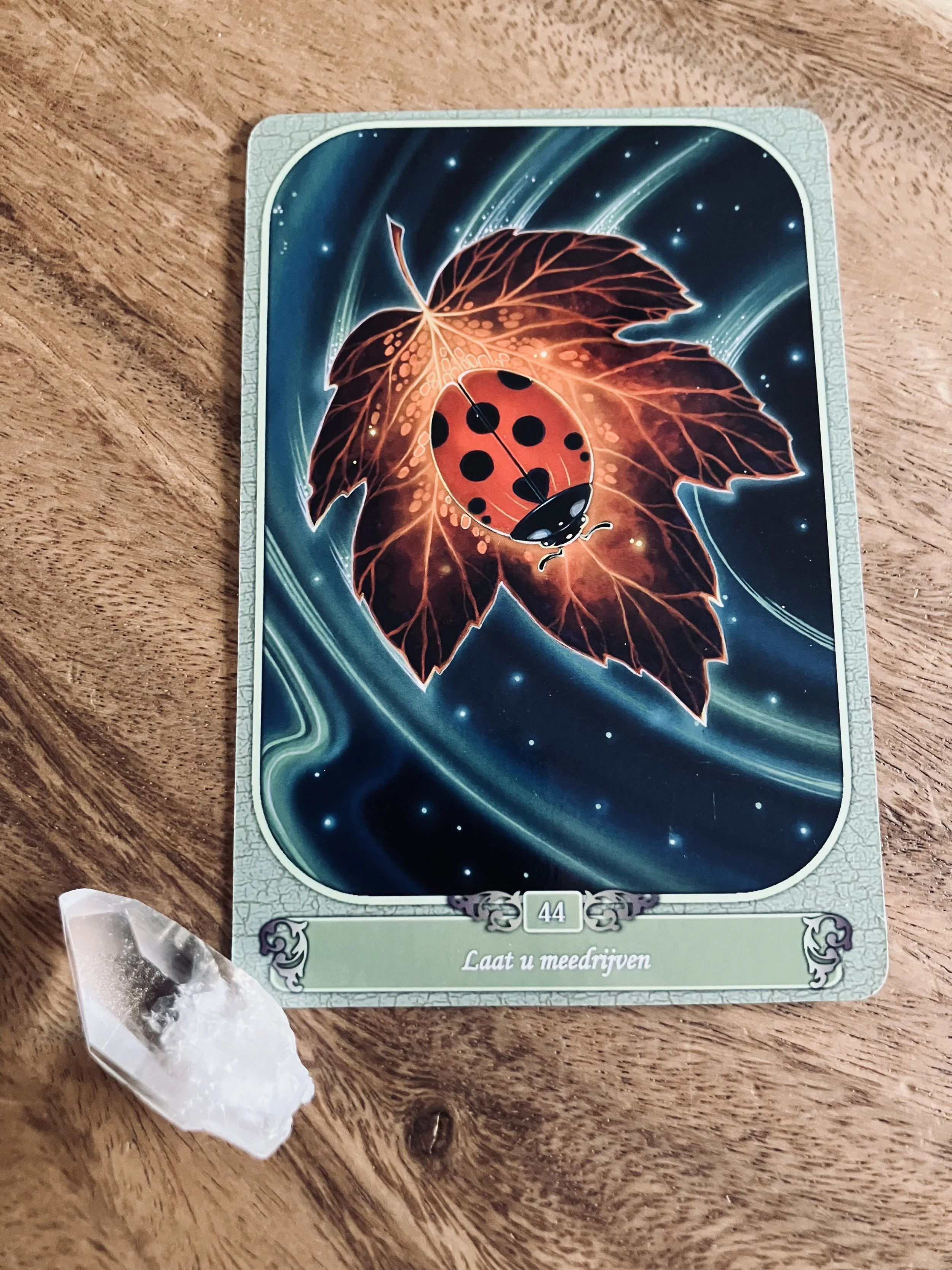 Getrokken inzichtskaart tijdens een reiki sessie in Roosendaal met een bergkristal ernaast.