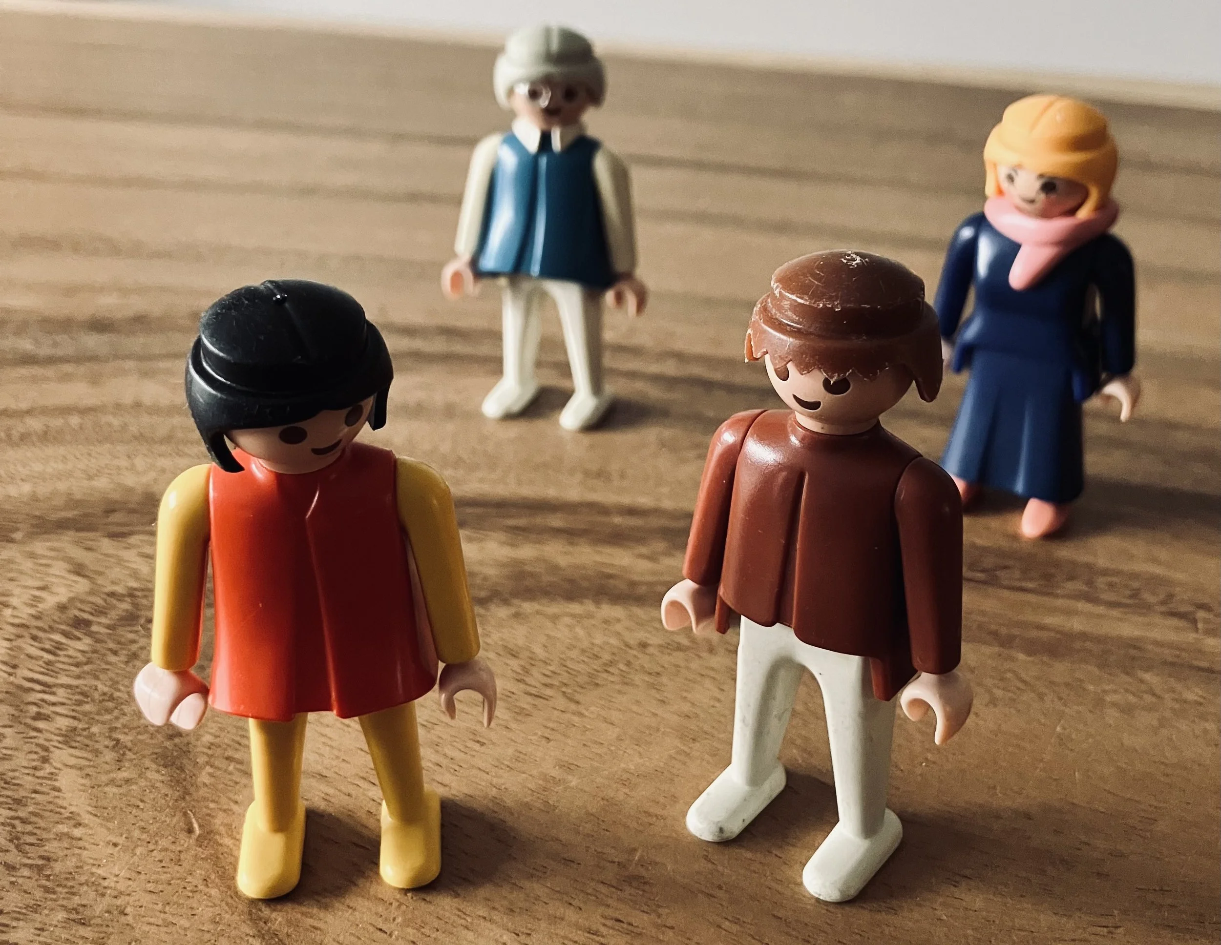 Familieopstelling met vier playmobil poppetjes die zo zijn weggezet dat ze de verhoudingen van de personen onbewust weergeven