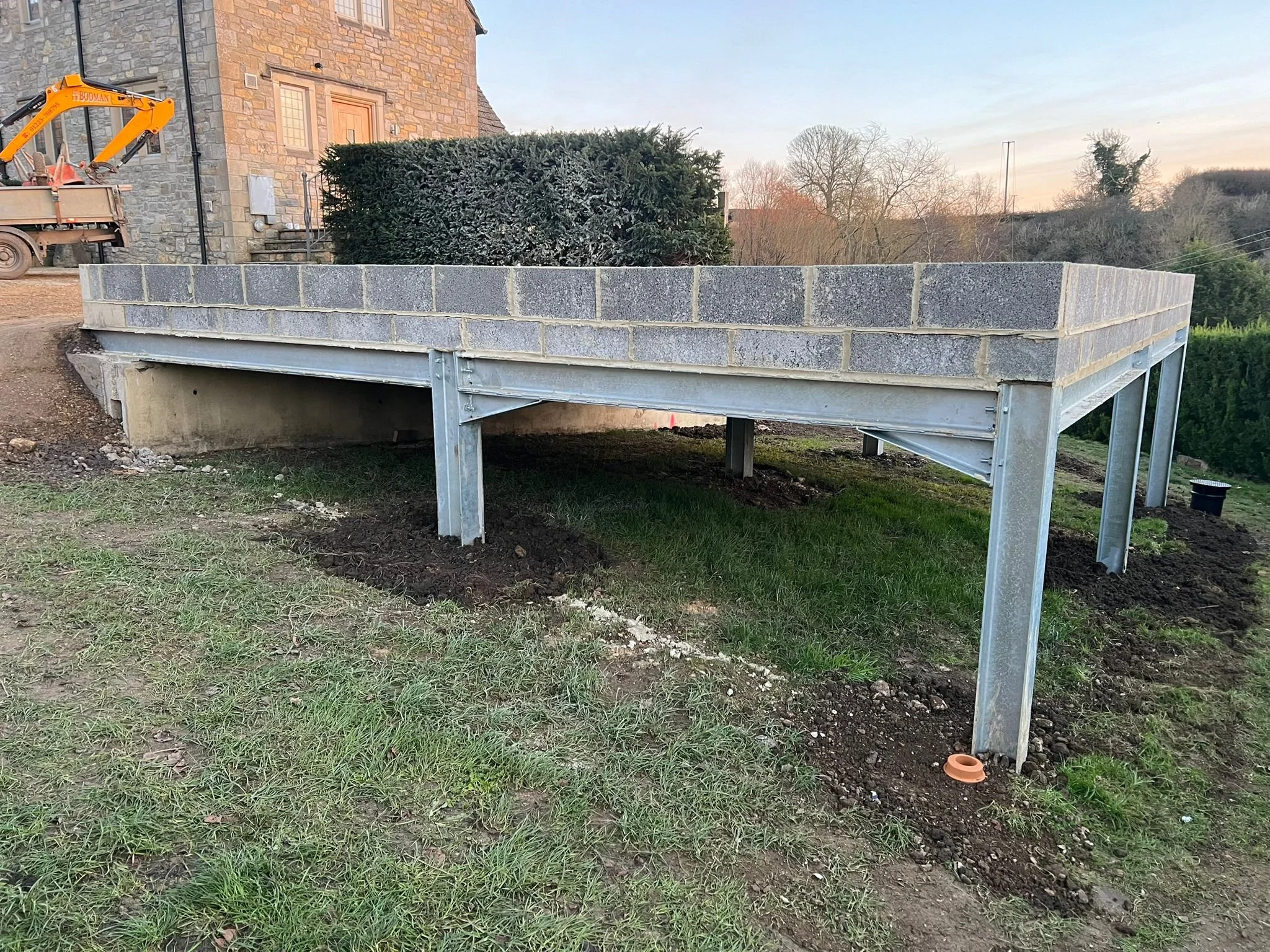 Suspended garage - Foundations