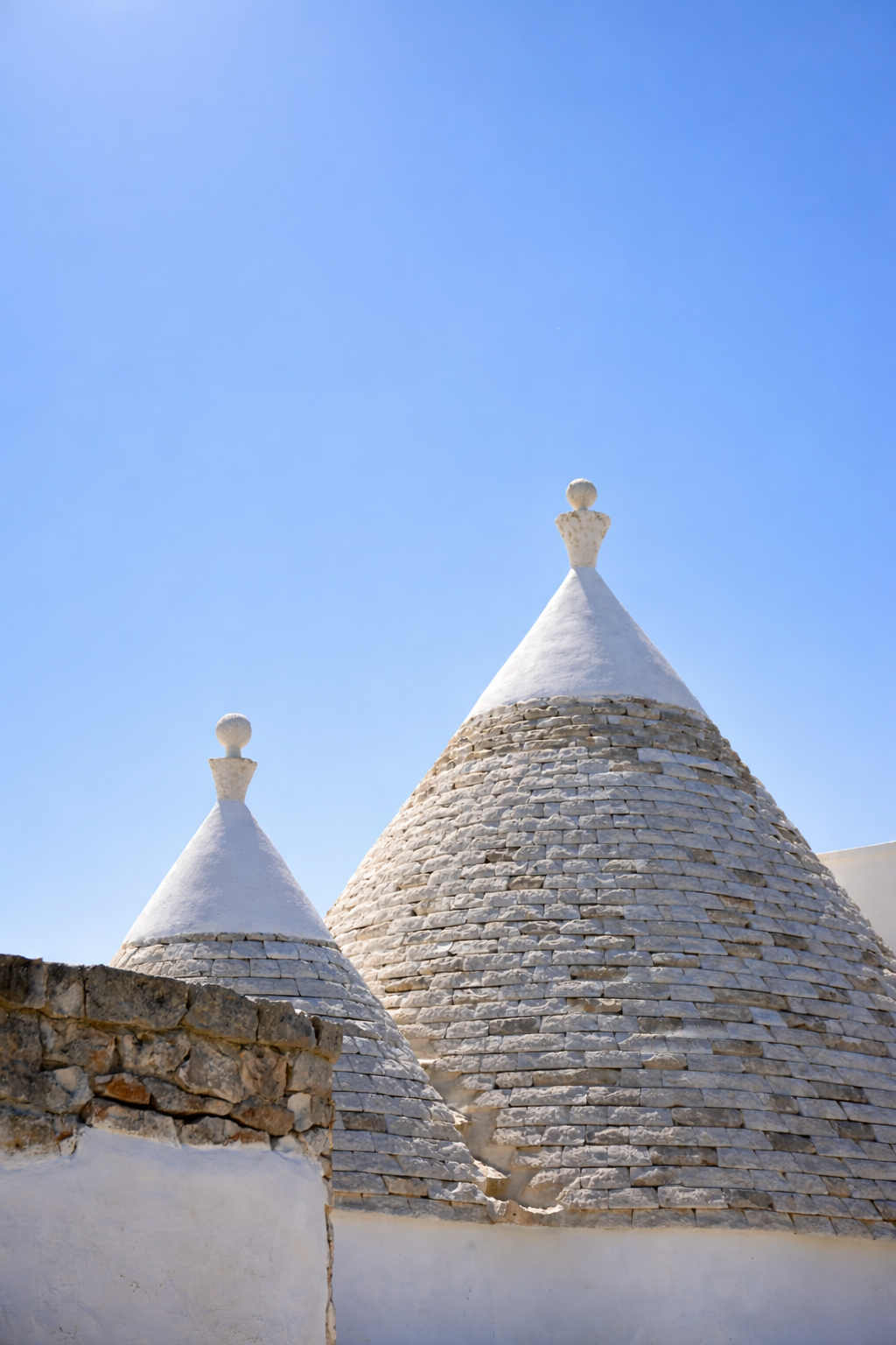 Tetti trulli sotto il cielo azzurro.png