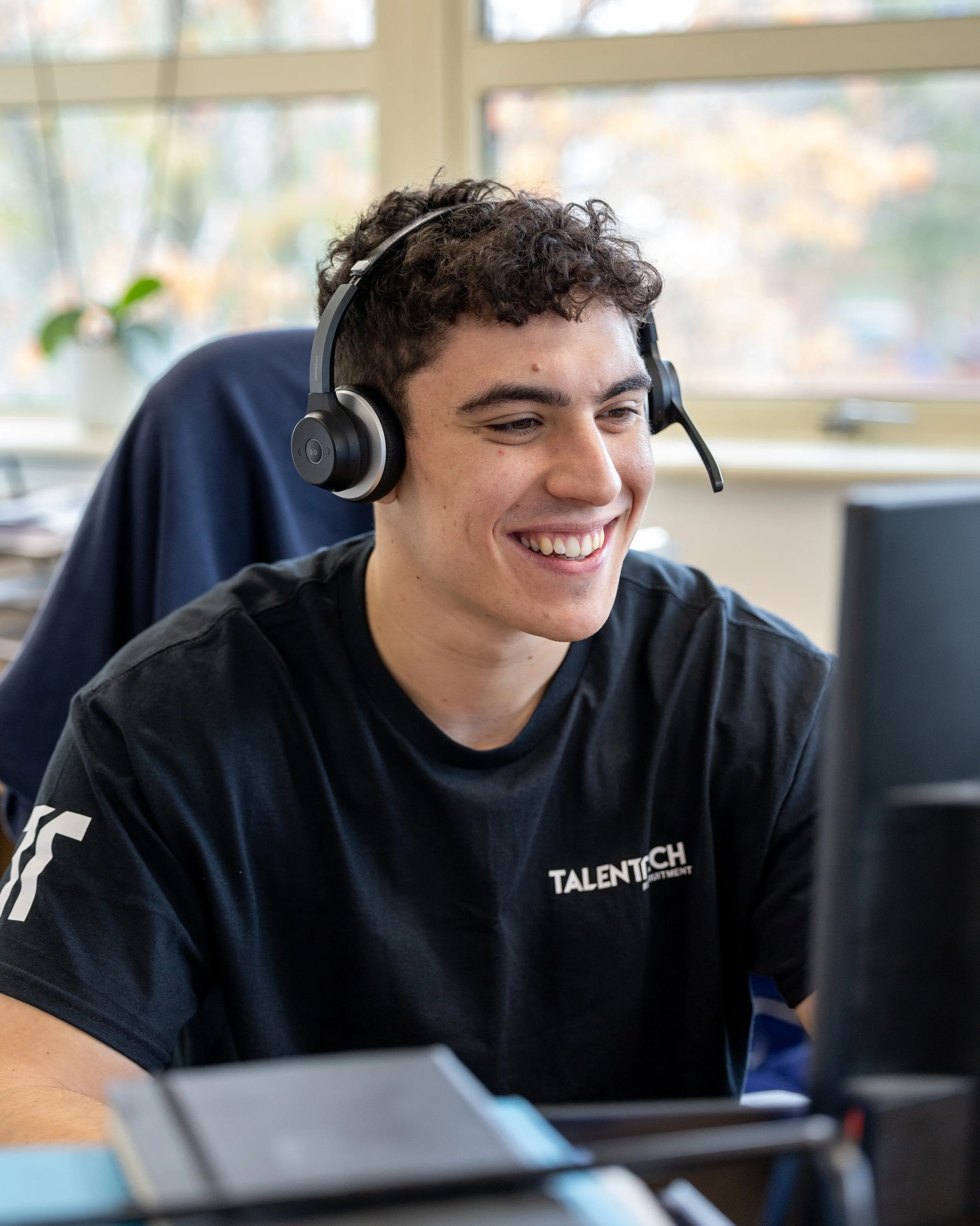 Fotografie de birou și portret pentru companie tech – fotografie comercială realizată în stil natural