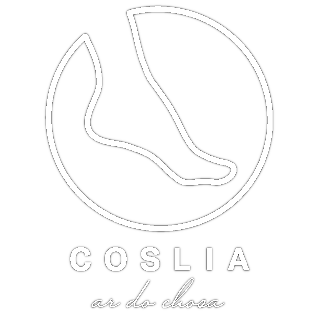 Black background with a white line drawing of a cacao pod inside a circle. Below, the text reads 'COSLIA' in uppercase and 'ar do choco' in cursive.