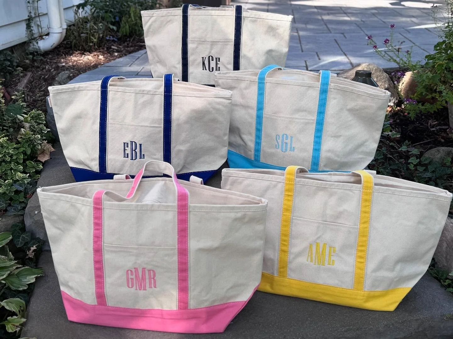 Celebrate your team's seniors with personalized gifts! I've got you covered - message me for ideas! 🎁