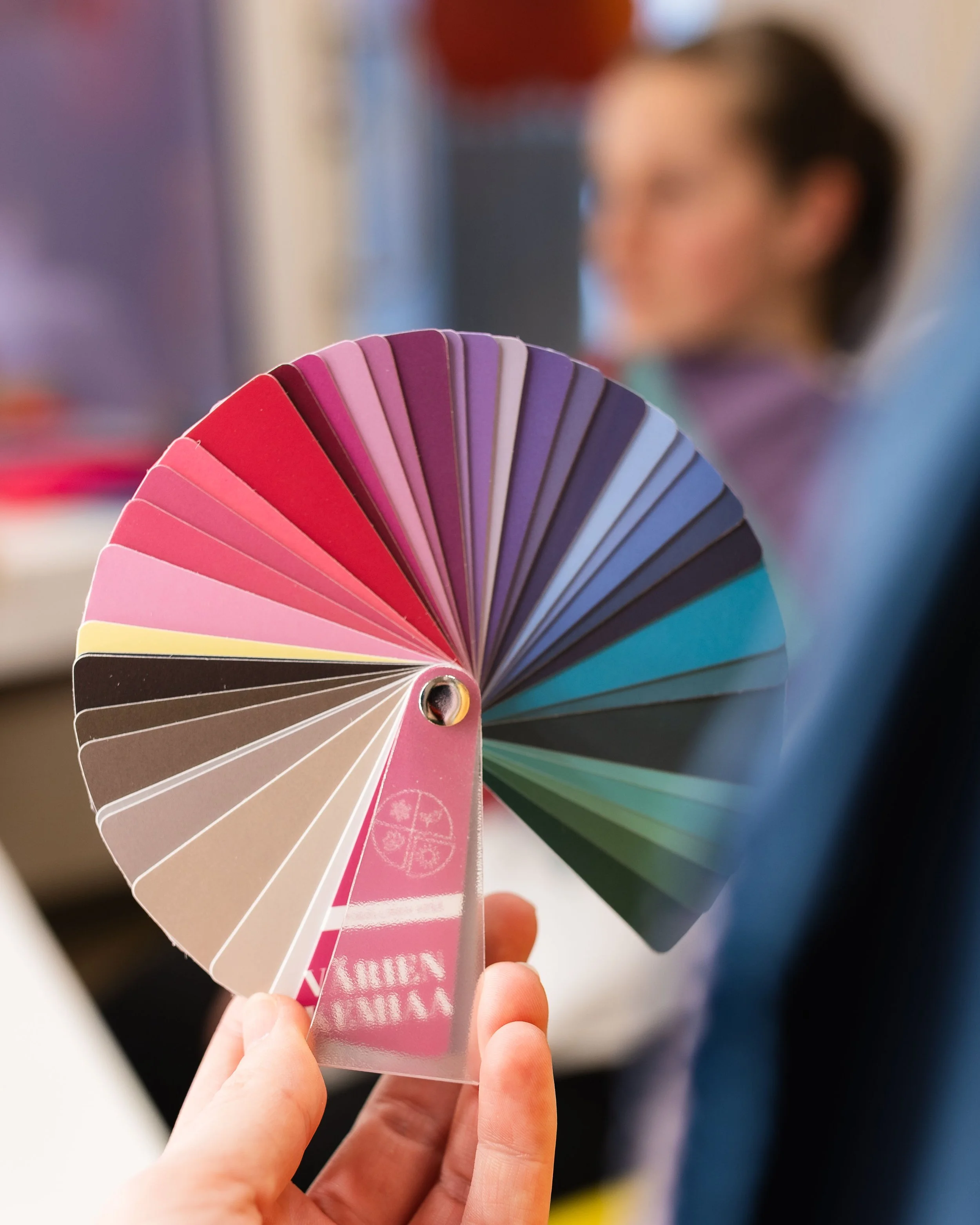 Moderni  16-jaollinen värianalyysi yli 120 analyysikankaalla sekä Värien Kemiaa 16-jaolliset väripaletit. Laadukas värianalyysi paljastaa värit, jotka saavat sinut hehkumaat.