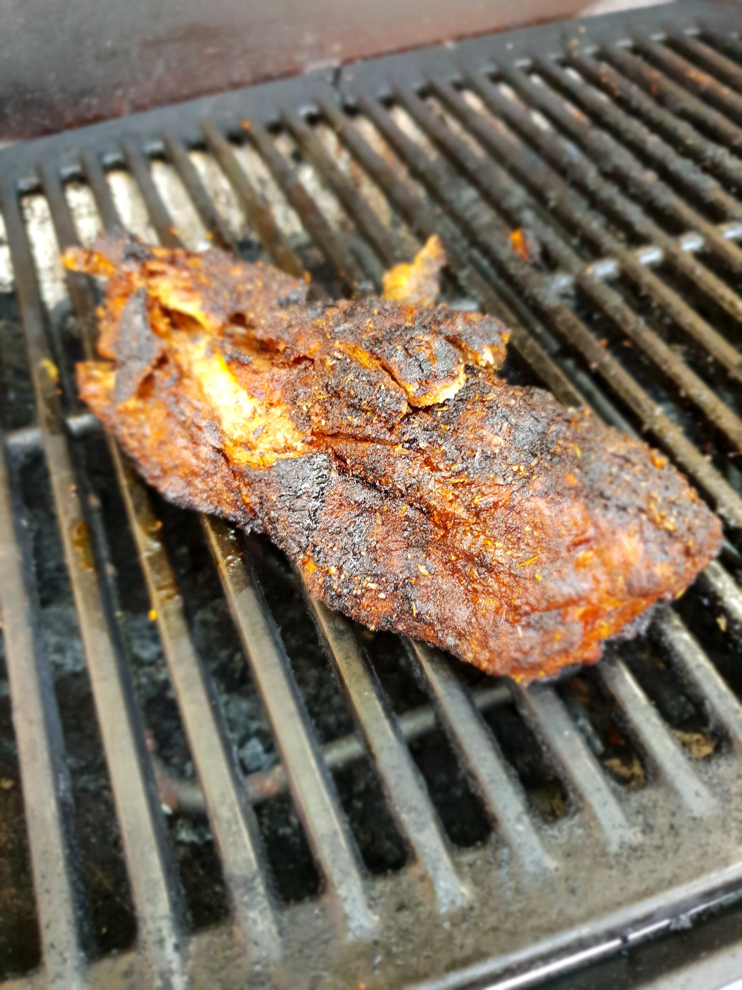 Svinenakke med krydder, nesten ferdig på grillen.
