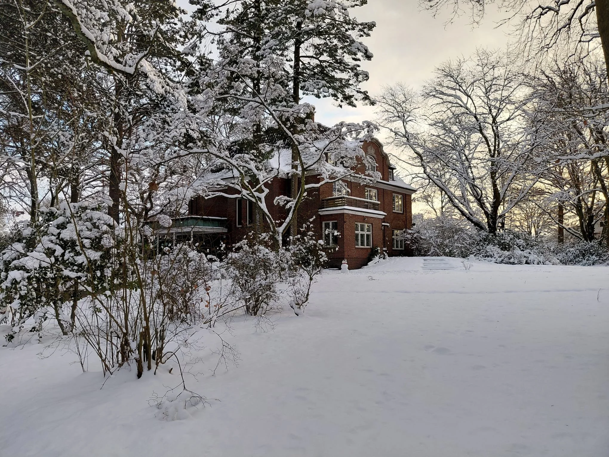 Seminargebäude im Schnee.jpeg