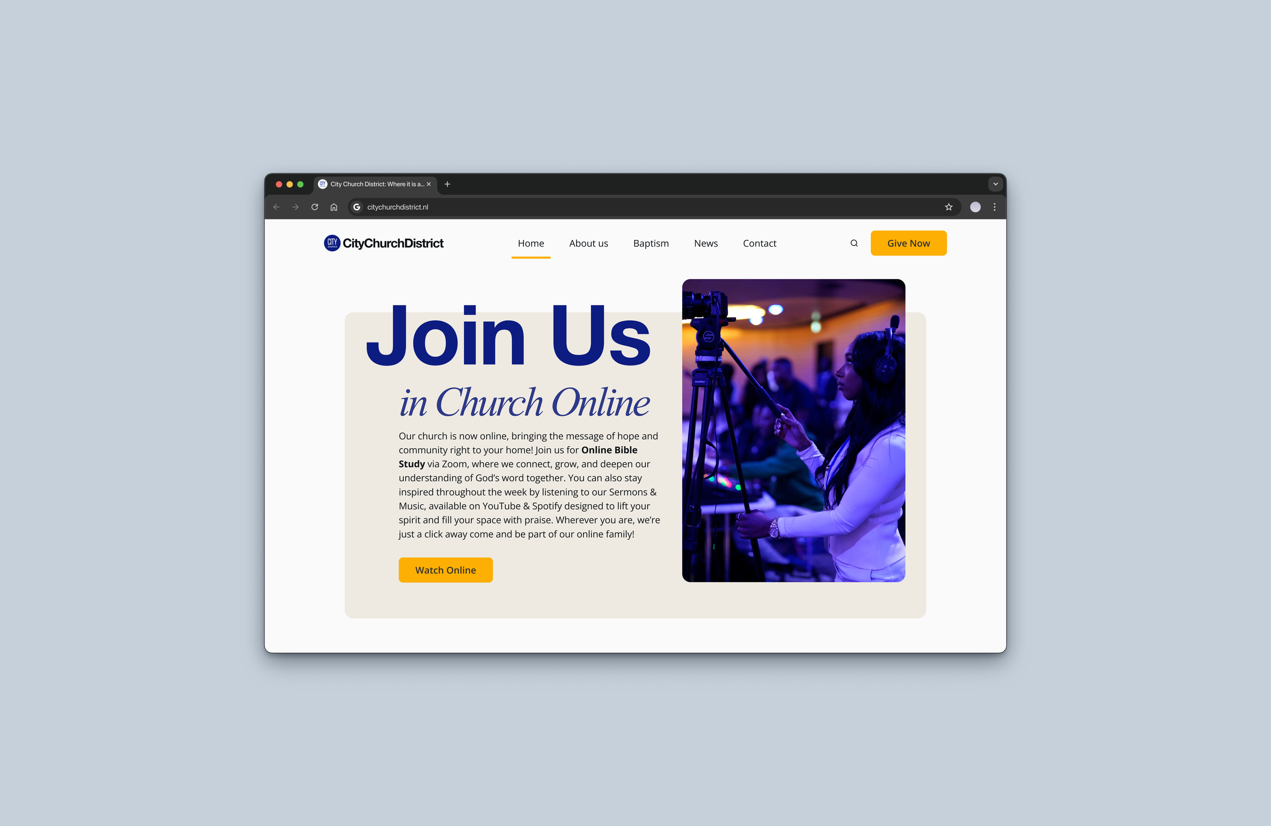Webpagina van City Church District die online kerkdiensten promoot met de kop "Join Us in Church Online" en een foto van een vrouw die videoapparatuur bedient in een kerkelijke setting.