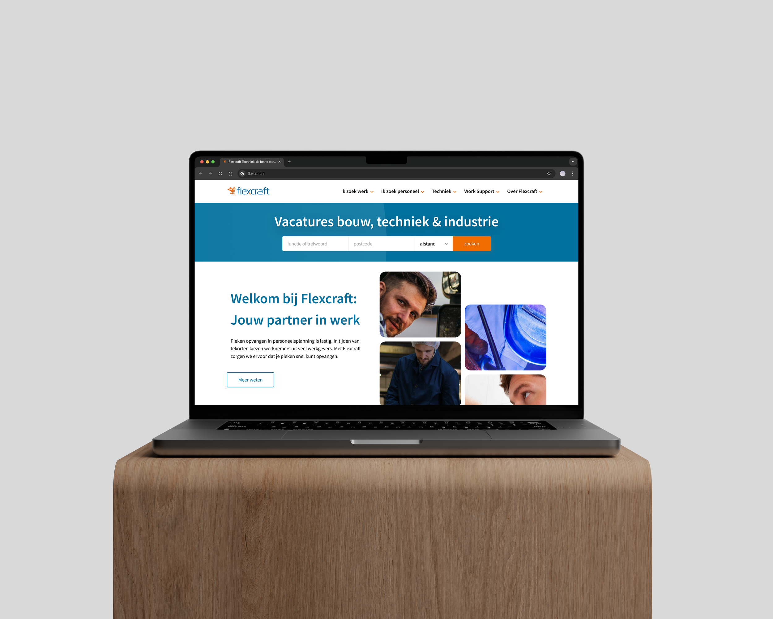 Een laptop op een houten oppervlak die de Flexcraft-website toont met een blauwe header, zoekbalk, en afbeeldingen van werknemers, gereedschap en apparatuur.