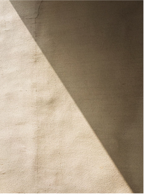 Een muur met een scheiding tussen licht en schaduw.