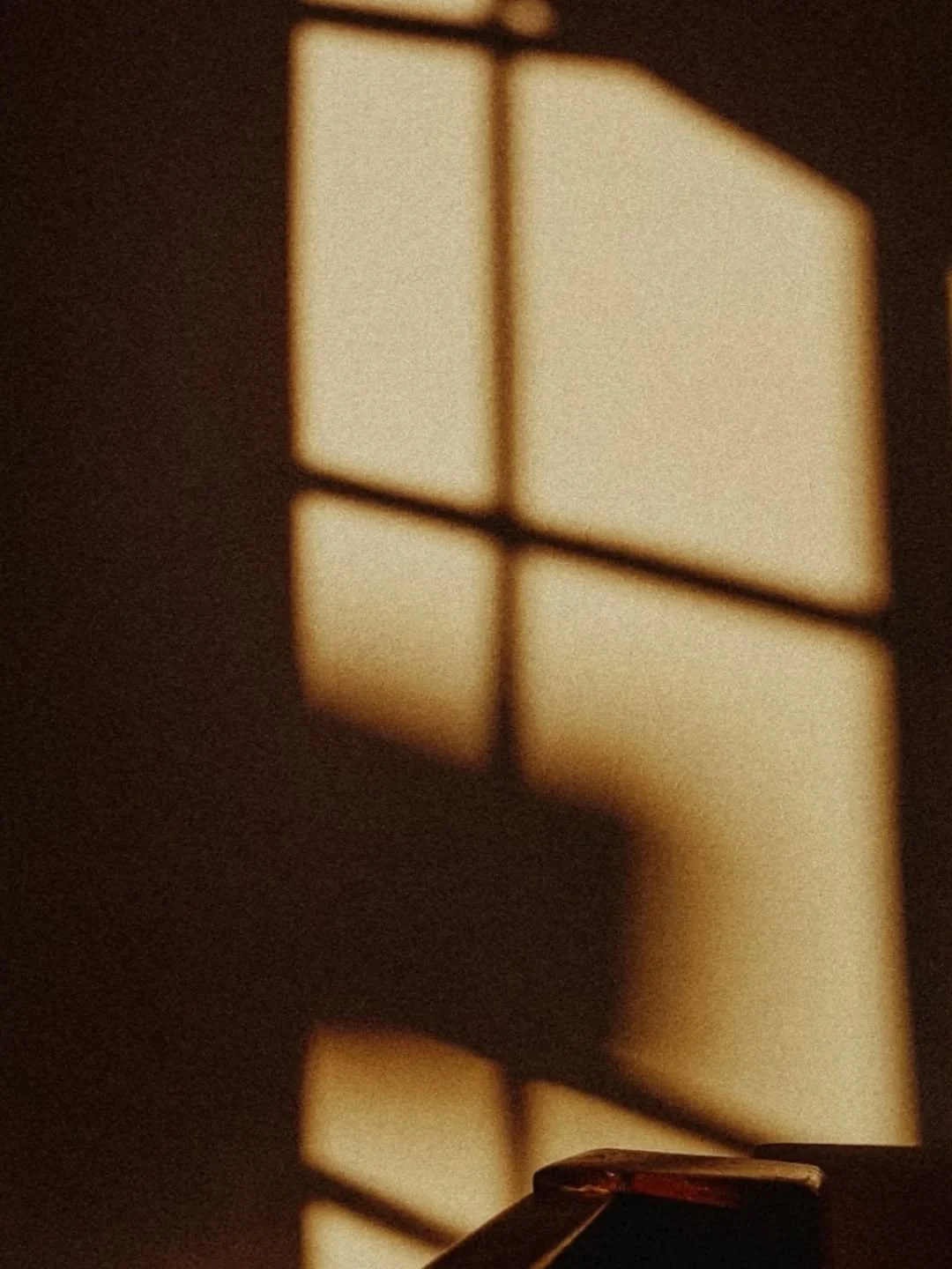 Lumi&egrave;re, souffle et lenteur.

Parfois, il suffit d&rsquo;un rayon de lumi&egrave;re pour se souvenir:

Du corps qui respire, 
Du c&oelig;ur qui se d&eacute;pose,
Et du temps qui s&rsquo;&eacute;tire...

Ici commence le rituel:
Celui de ralenti