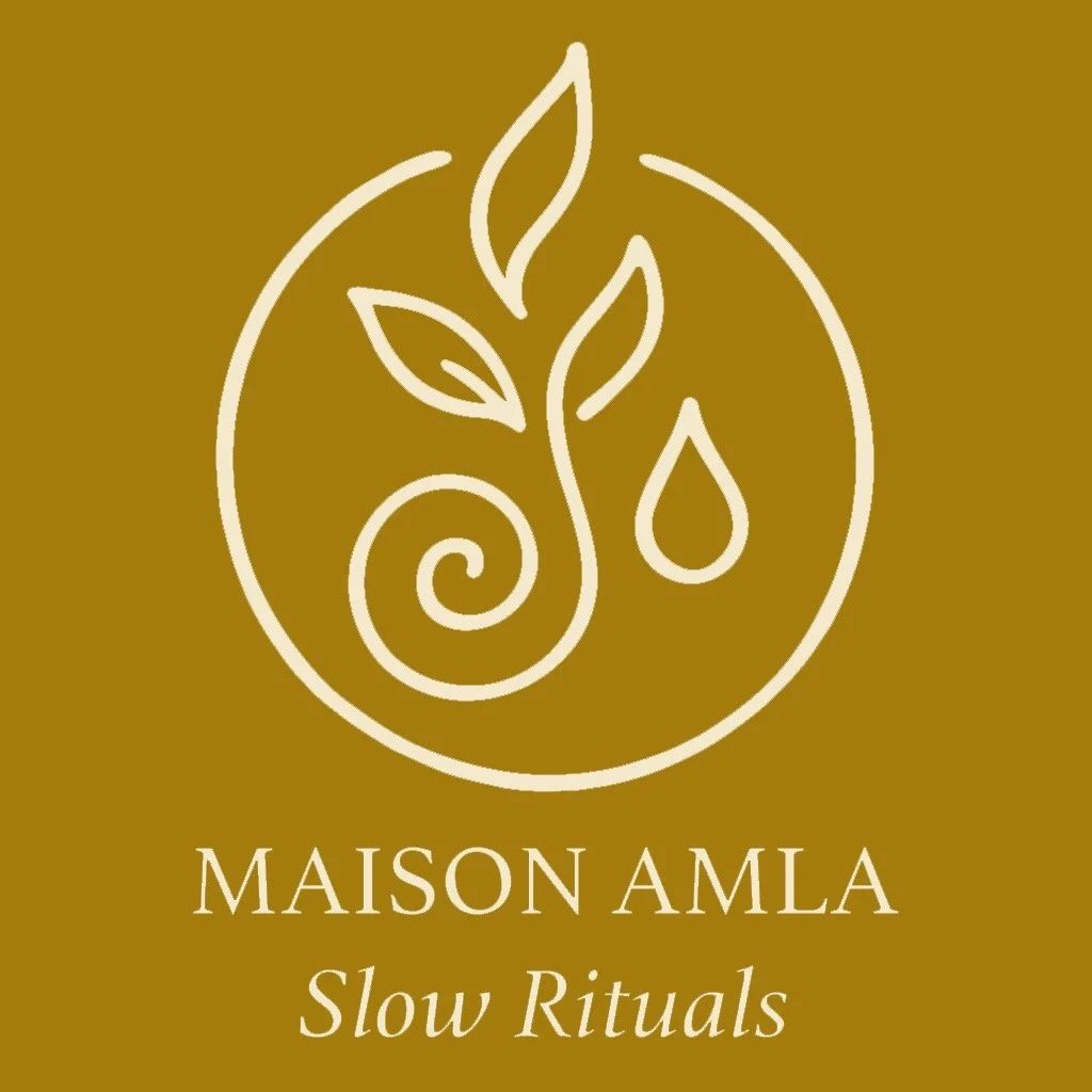 Maison AMLA Slow Rituals est n&eacute; de mon d&eacute;sir de redonner au corps et &agrave; l&rsquo;esprit le temps dont ils ont besoin.

Ici, chaque massage ayurv&eacute;dique devient un rituel: un moment sacr&eacute; o&ugrave; l&rsquo;on ralentit, 