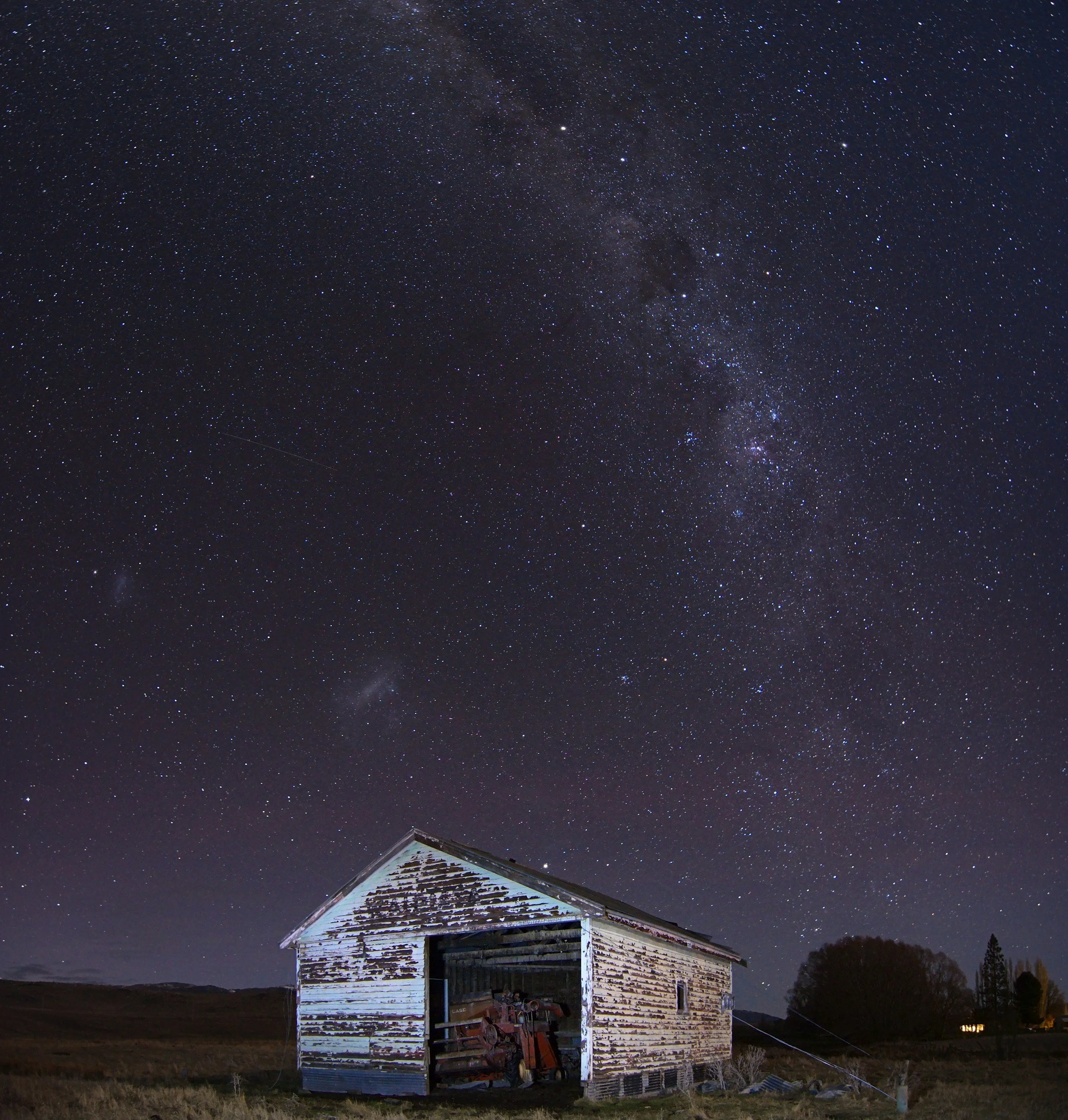 Granja de ovejas en la noche