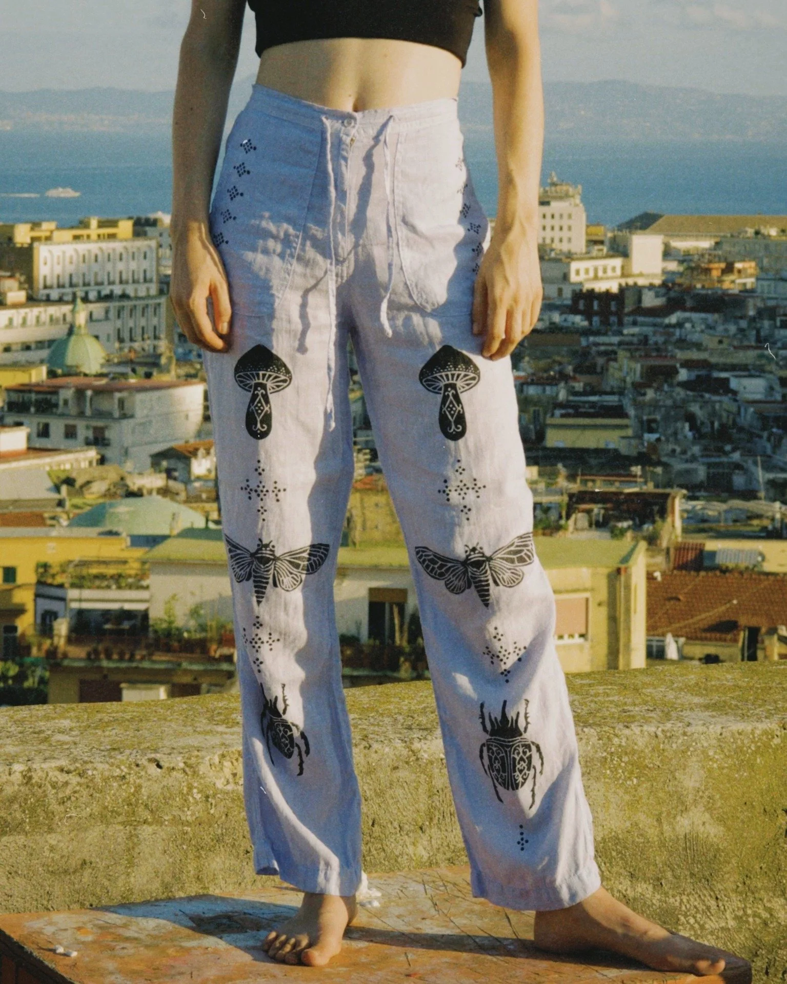 Working on making more of these, super in love with this layout!
Hand-printed, upcycled linen pants in the works 🌿✨

📸 by @gianlucahayes