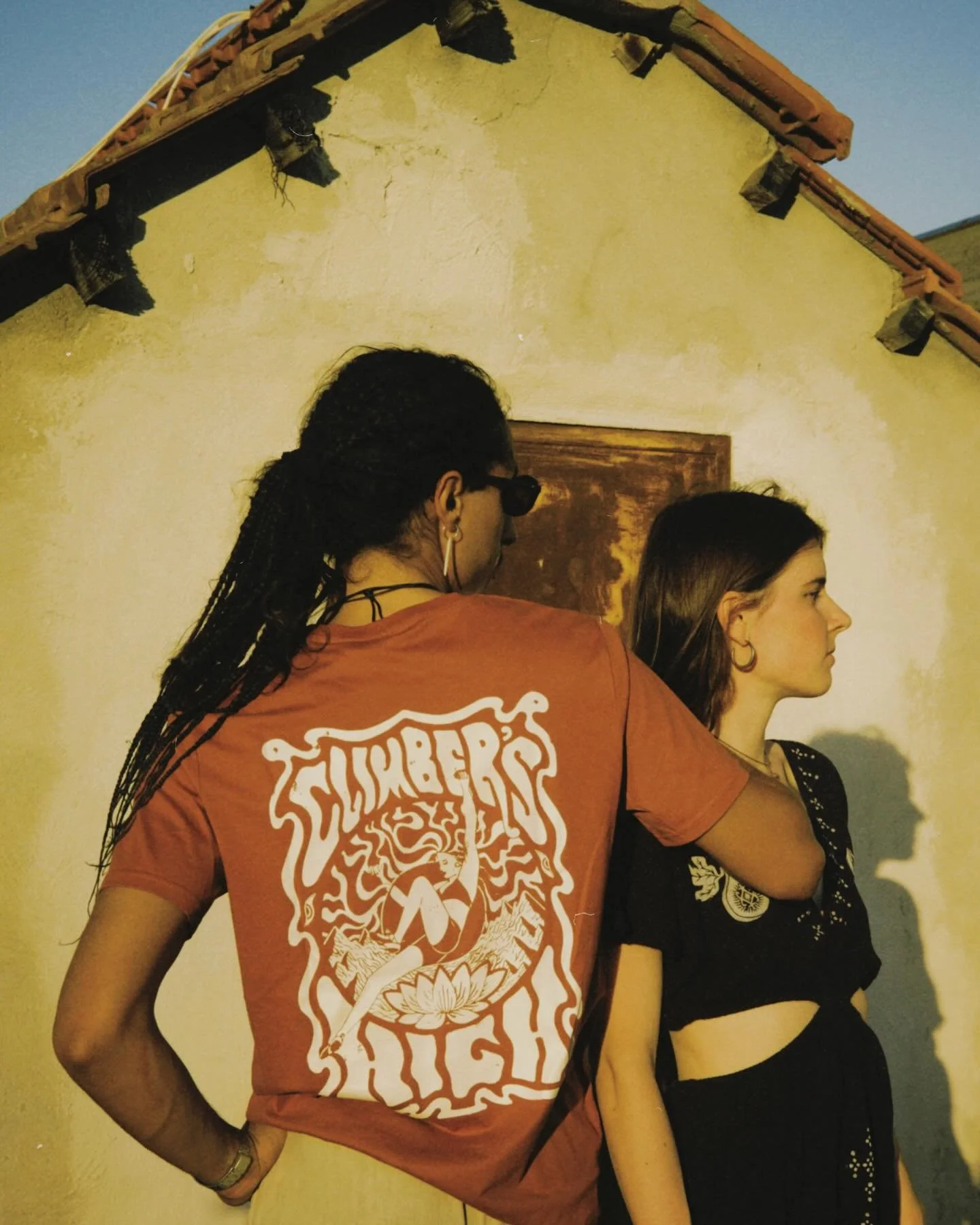 Thank you all so much for all the love and support since the website launch! ❤️&zwj;🔥
The Climber&rsquo;s High shirt in rust is nearly sold out, and to celebrate I put the last piece in XL on sale!
Find it through the link in my bio ✨