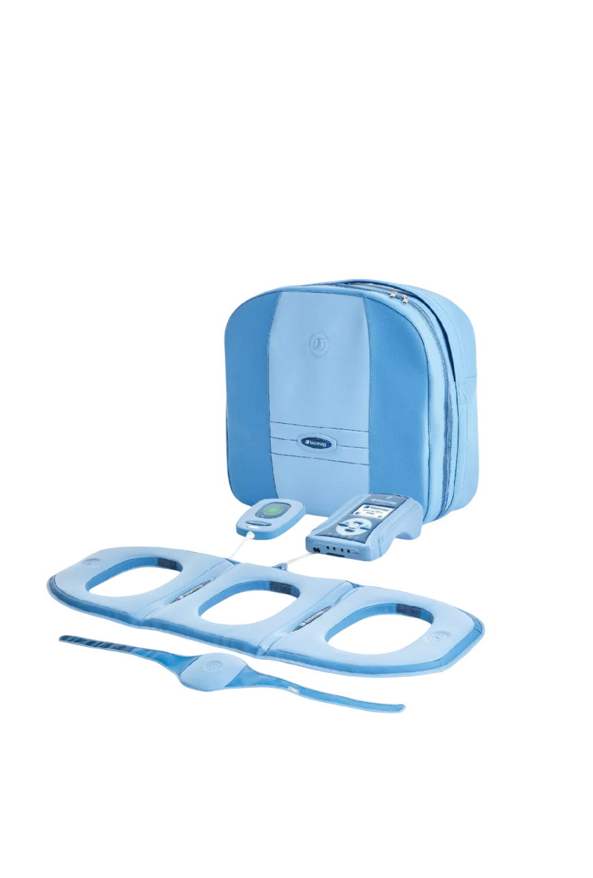 Appareil de dialyse portable avec sac de transport, écran, tubes et accessoires.