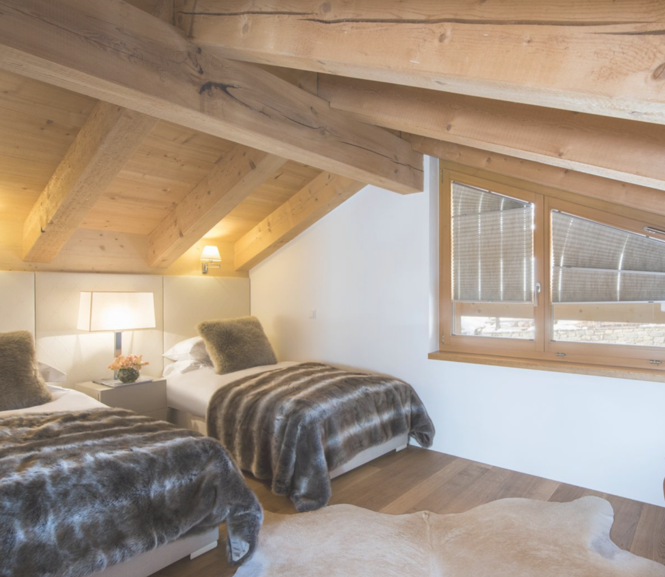 TIER 4  SINGLE ROOMS

ALPINE SINGLE — BEDROOM 

£18,000 per person

A cosy, private single with shared bathroom access and a quiet location.
Ideal for solo travellers wanting privacy and simplicity.
Highlights:
Private single room
Shared bathroom
Acc