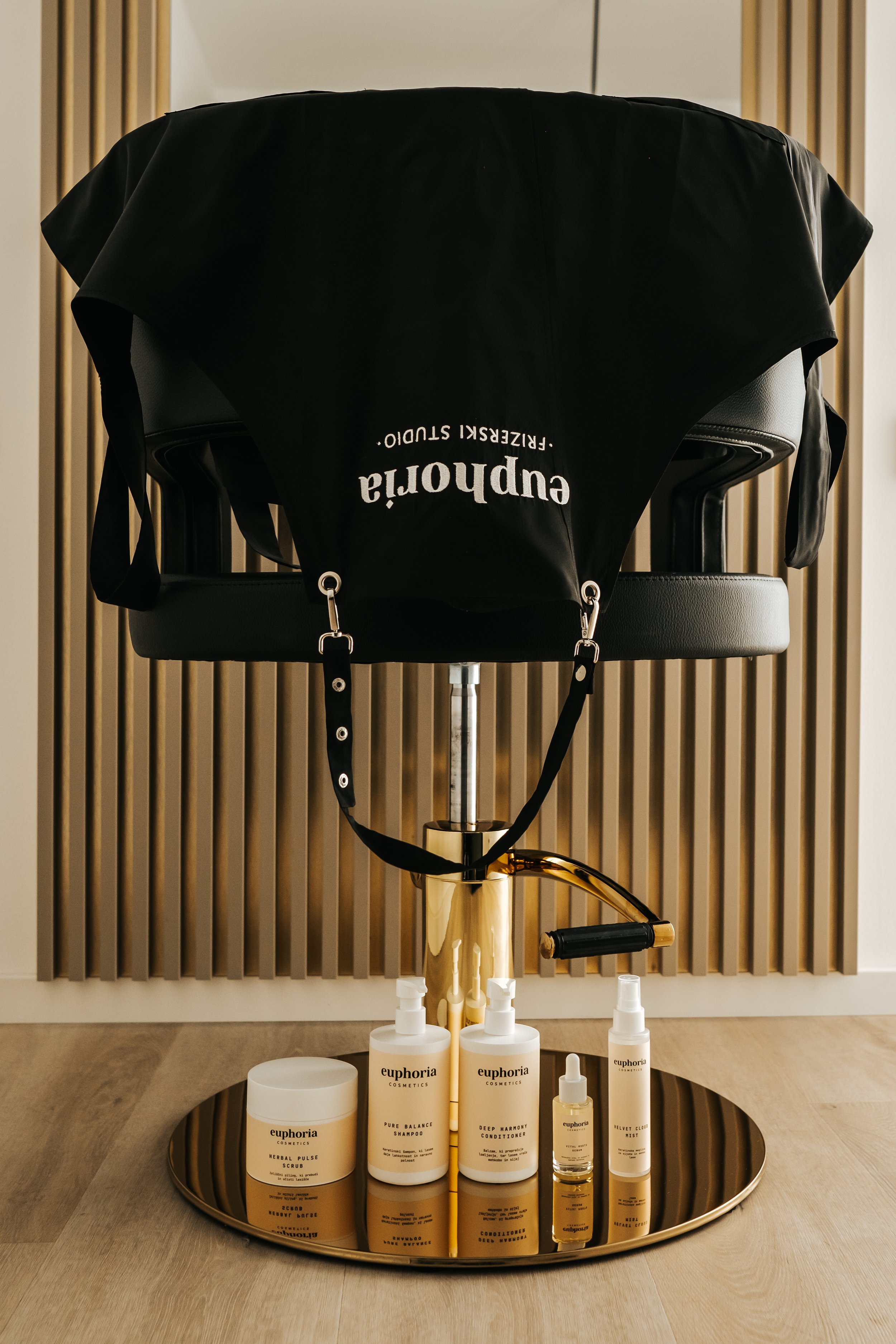 Delovni stol in produkti Euphoria Cosmetics