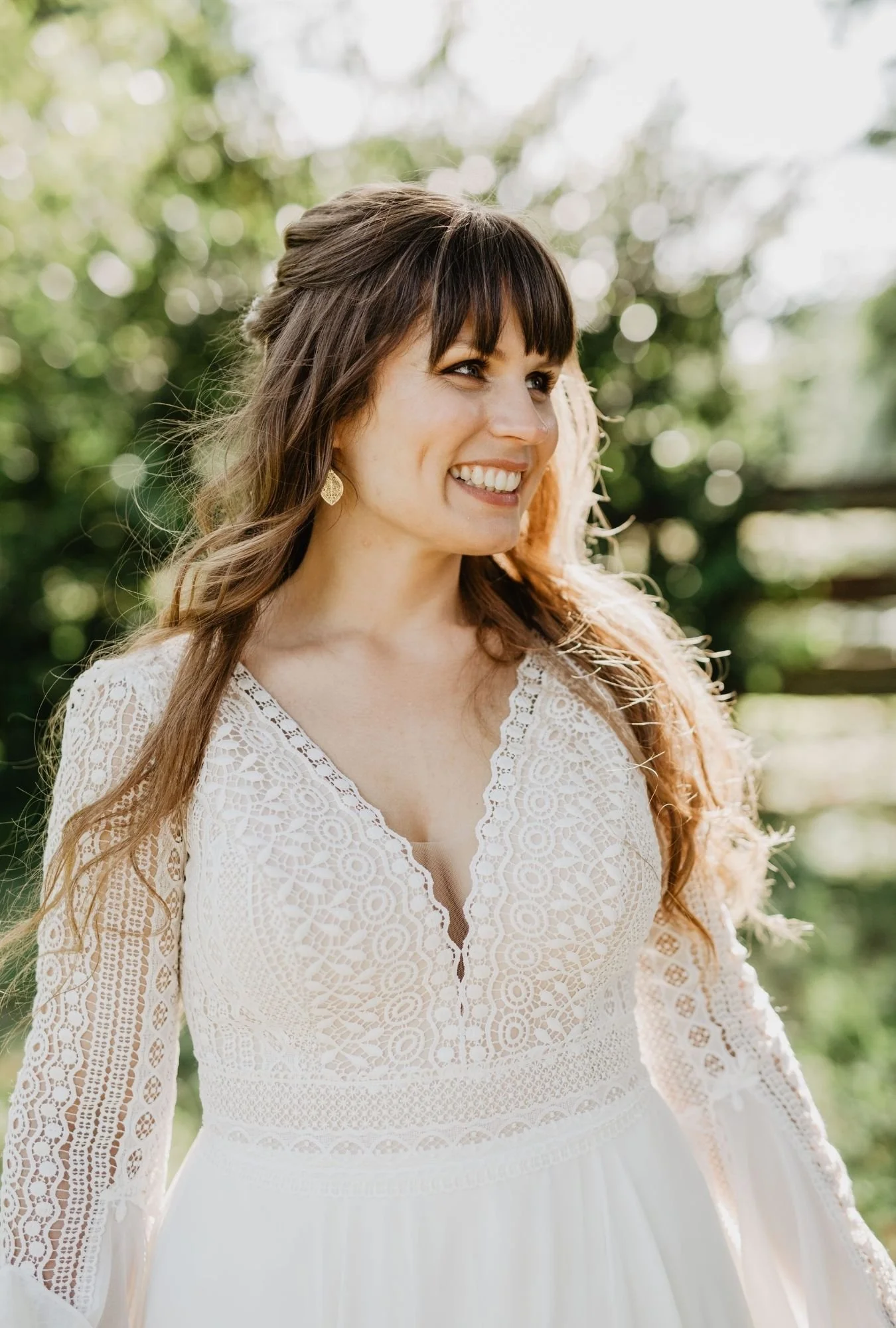 Lächelnde Braut mit locker fallenden Waves und natürlichem Make-up