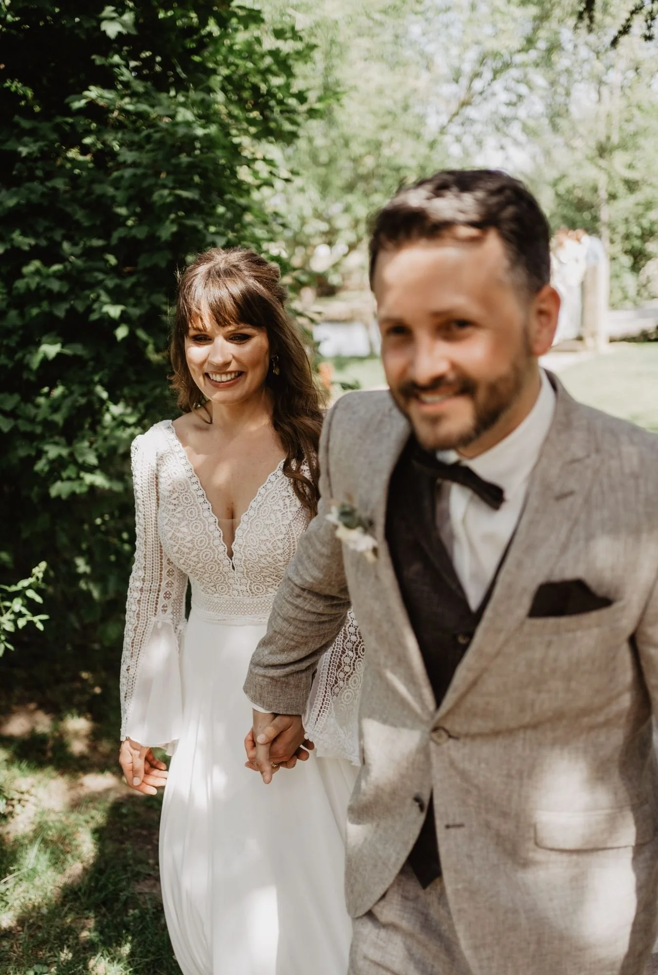 Natürlicher Moment von Braut und Bräutigam