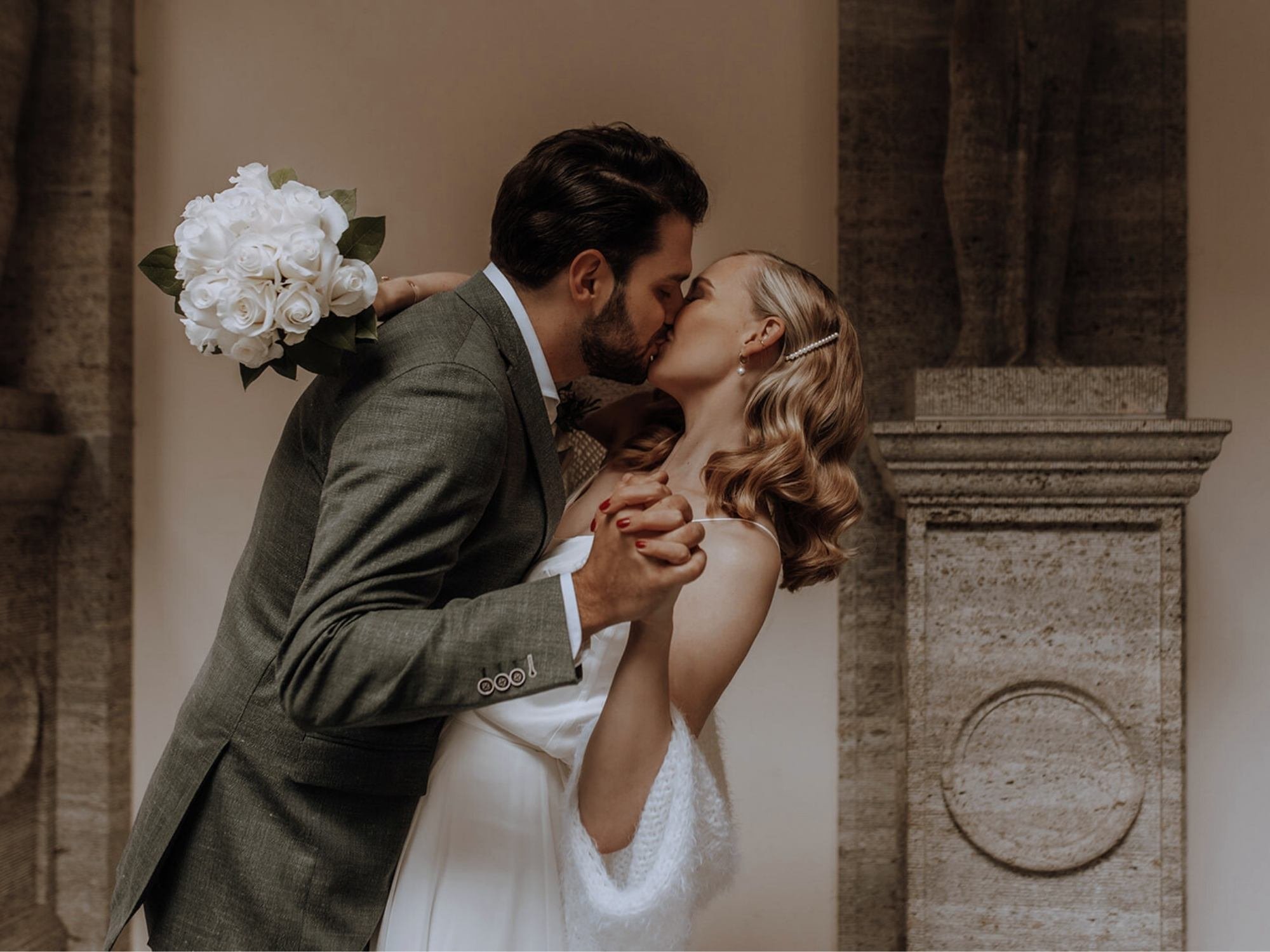 Standesamtliche Hochzeit Brautpaar elegant Frankfurt