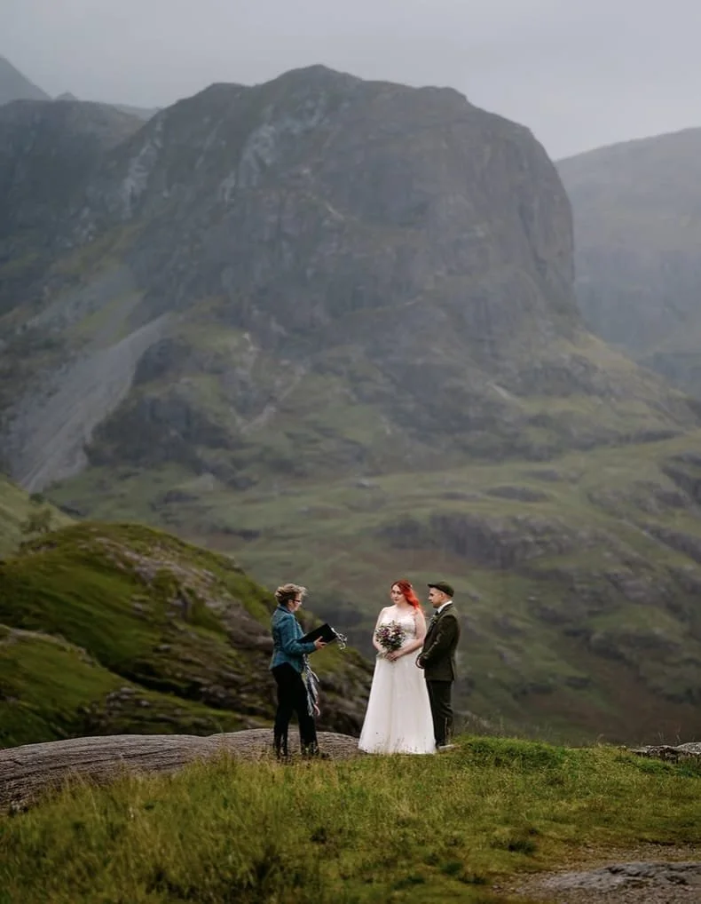 Brautpaar bei freier Zeremonie in Glencoe, Schottland