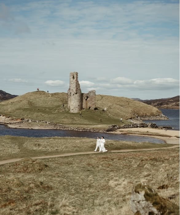 Frisch vermähltes Brautpaar bei einer Hochzeit in den schottischen Highlands