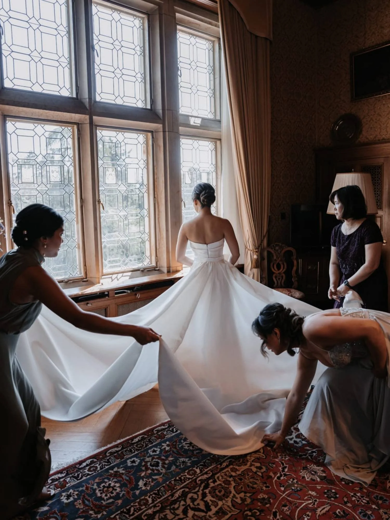 Ankleiden der Braut in der Hochzeitssuite im Schlosshotel Kronberg