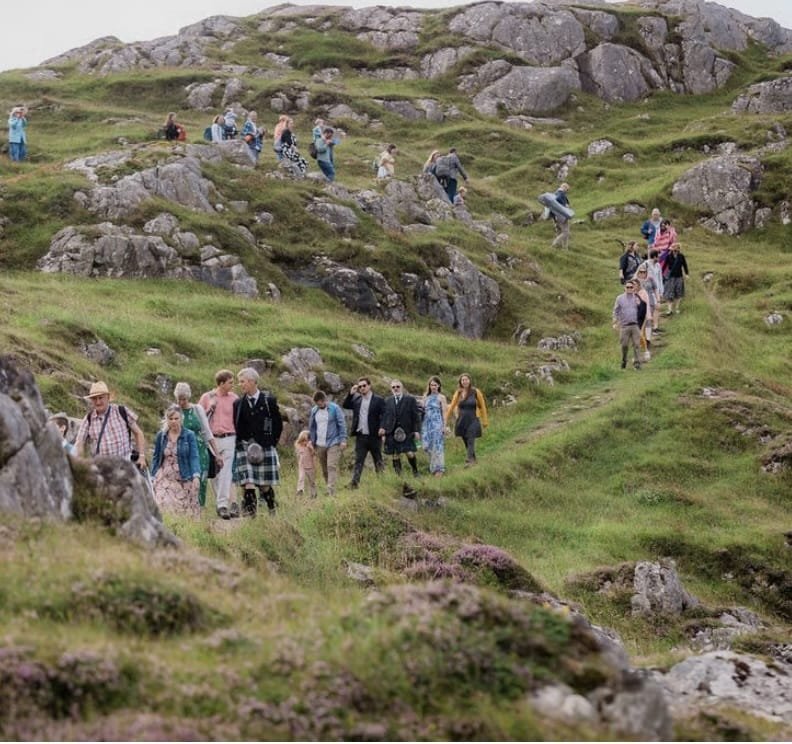 Gemeinsam zur Trauung – Hochzeitsgäste in den Highlands