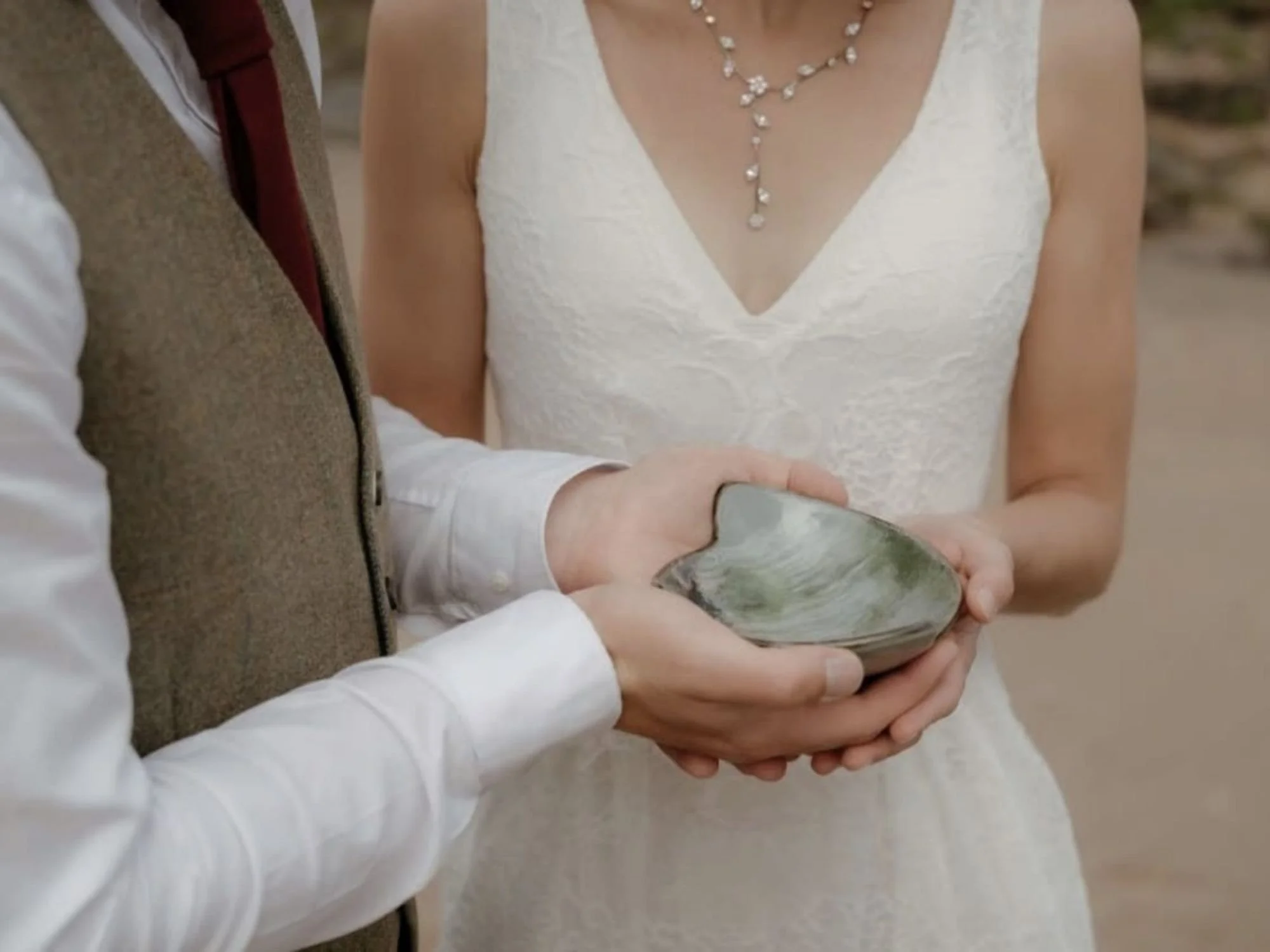 Zeremonienritual am Wasser – Trauung in Schottland