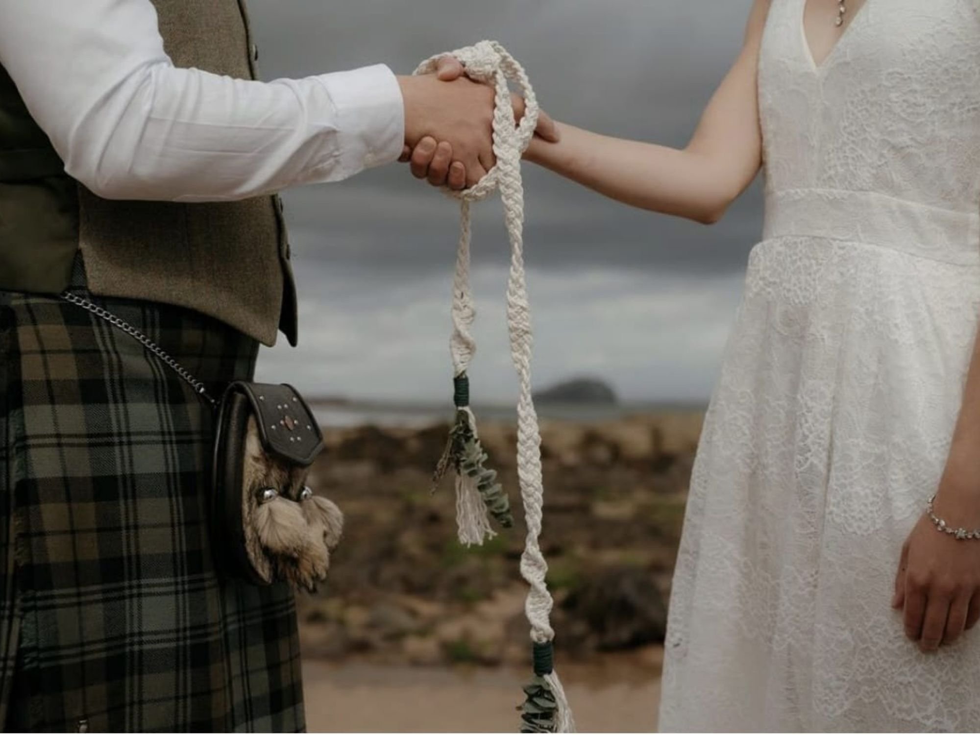 Handfasting – keltisches Ritual mit Kilt und Brautkleid