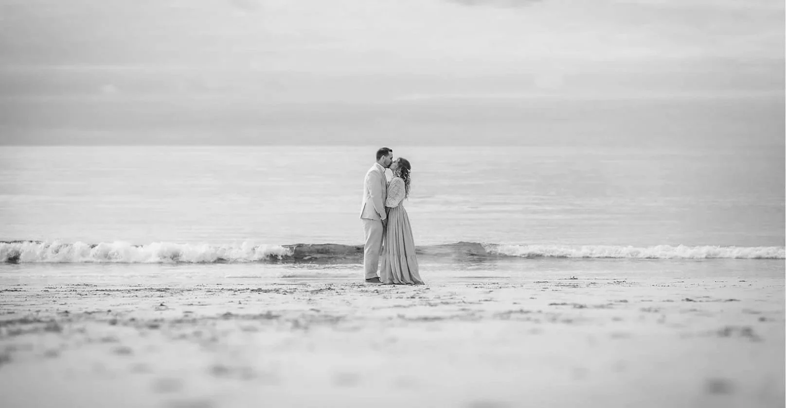 Elopement am Strand – Schwarz-Weiß-Hochzeit in Schottland