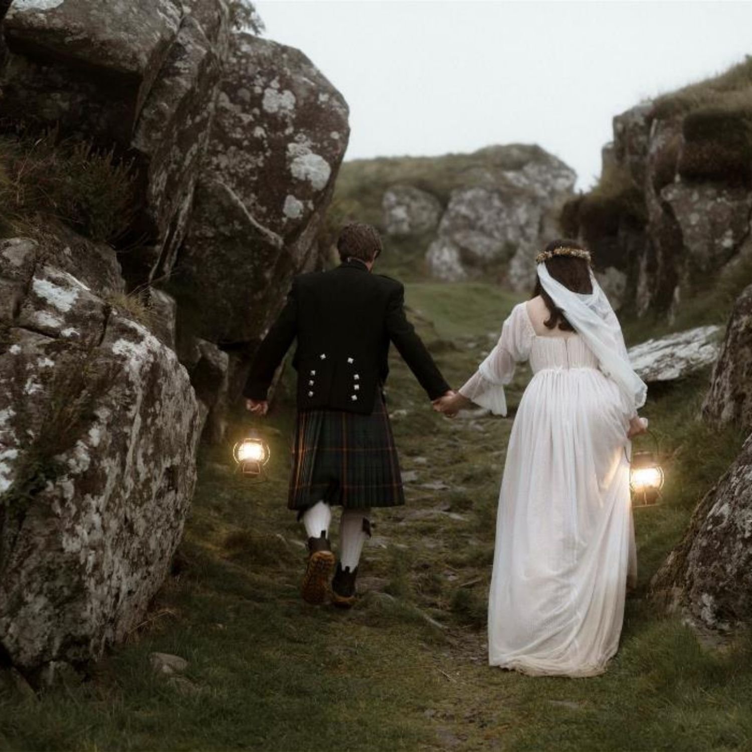 Brautpaar in der Natur, Kilmartin Glen bei natürlichem Licht
