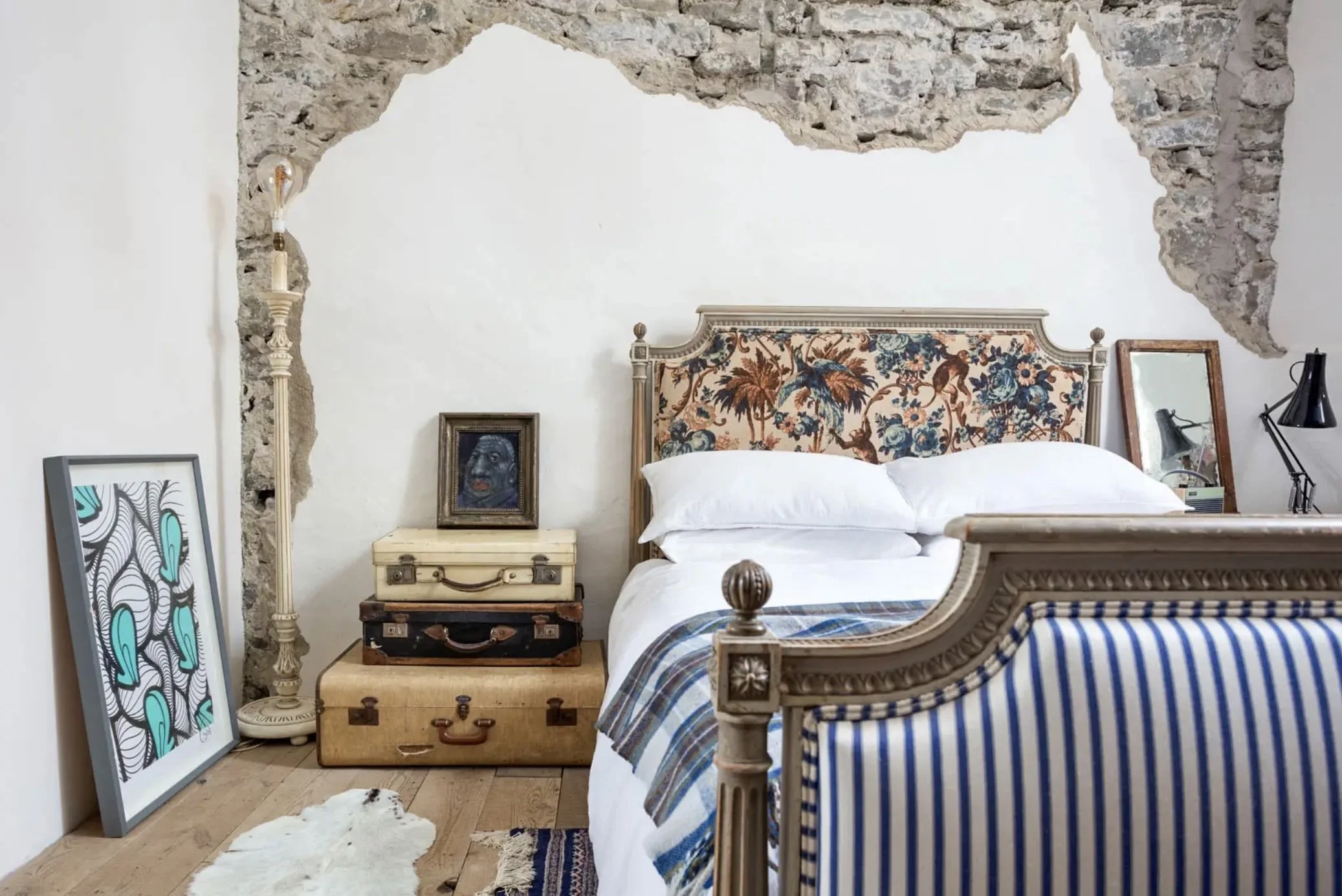 Schlafzimmer in Kilmartin Castle mit Originalmauerwerk, Kunstwerken und stilvollen Stoffen
