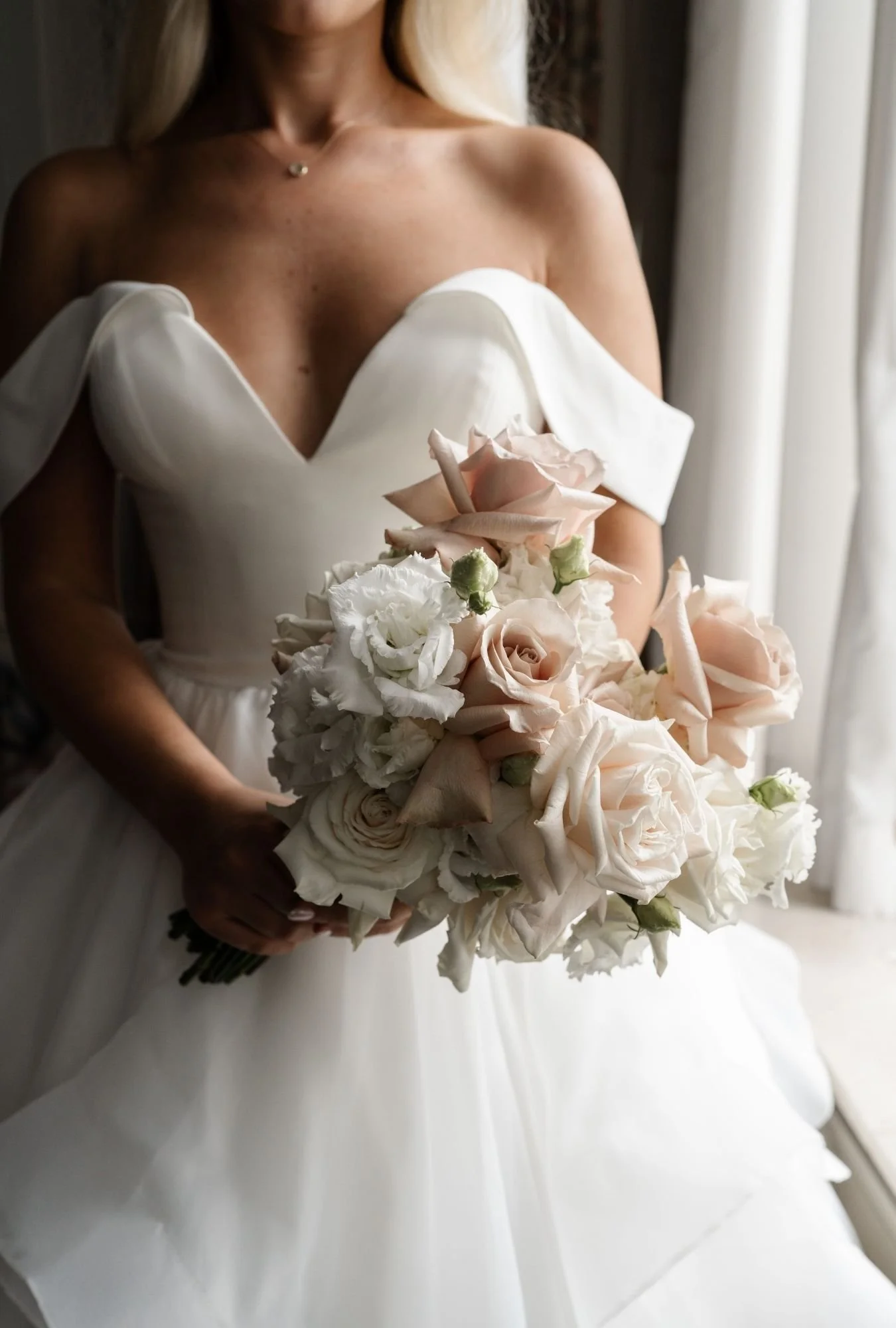 Detailaufnahme des Brautstrausses in den Händen der Braut