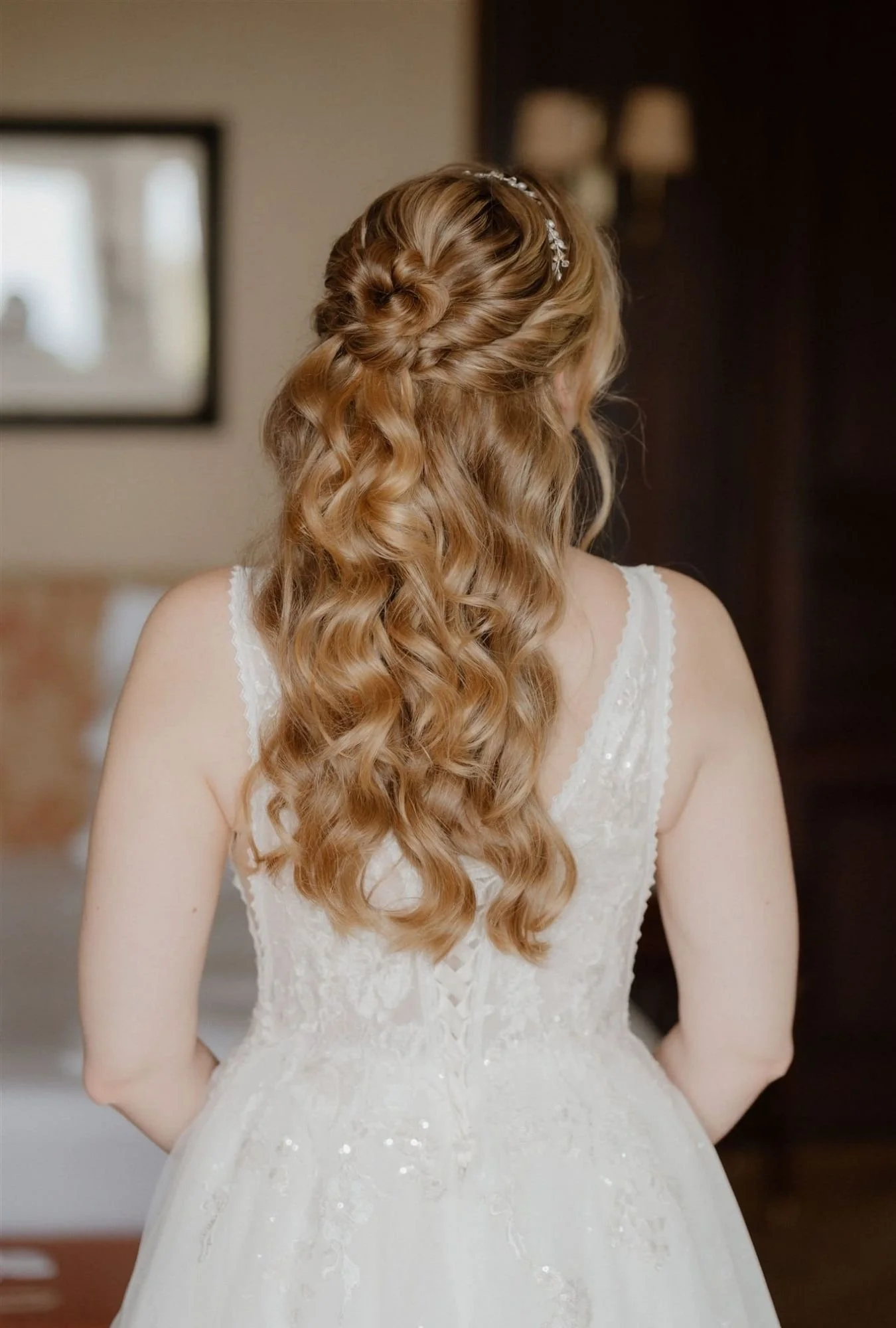 Romantische Brautfrisur mit locker gesteckten Strähnen