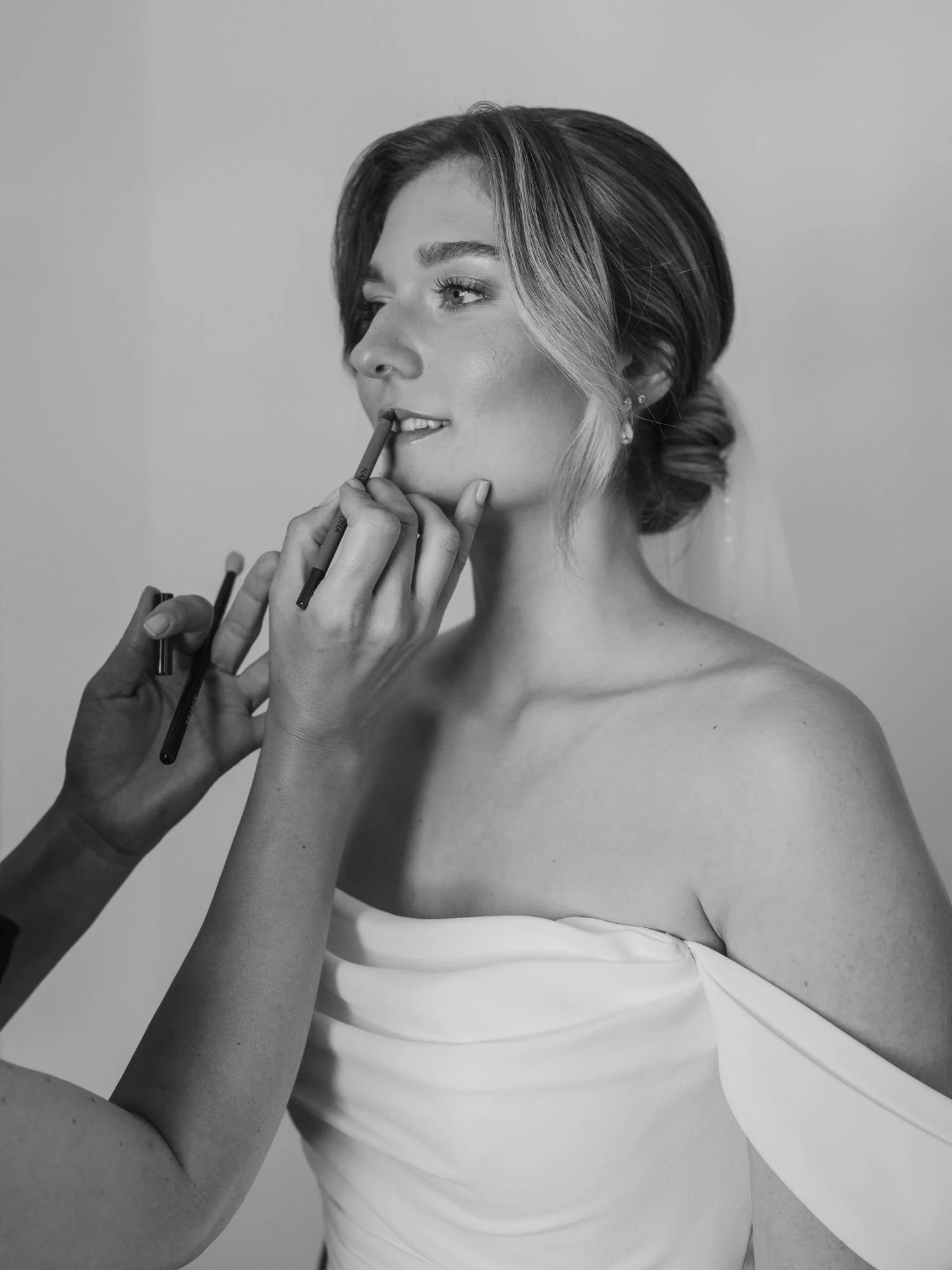 Stylistin schminkt einen natürlichen Brautlook 