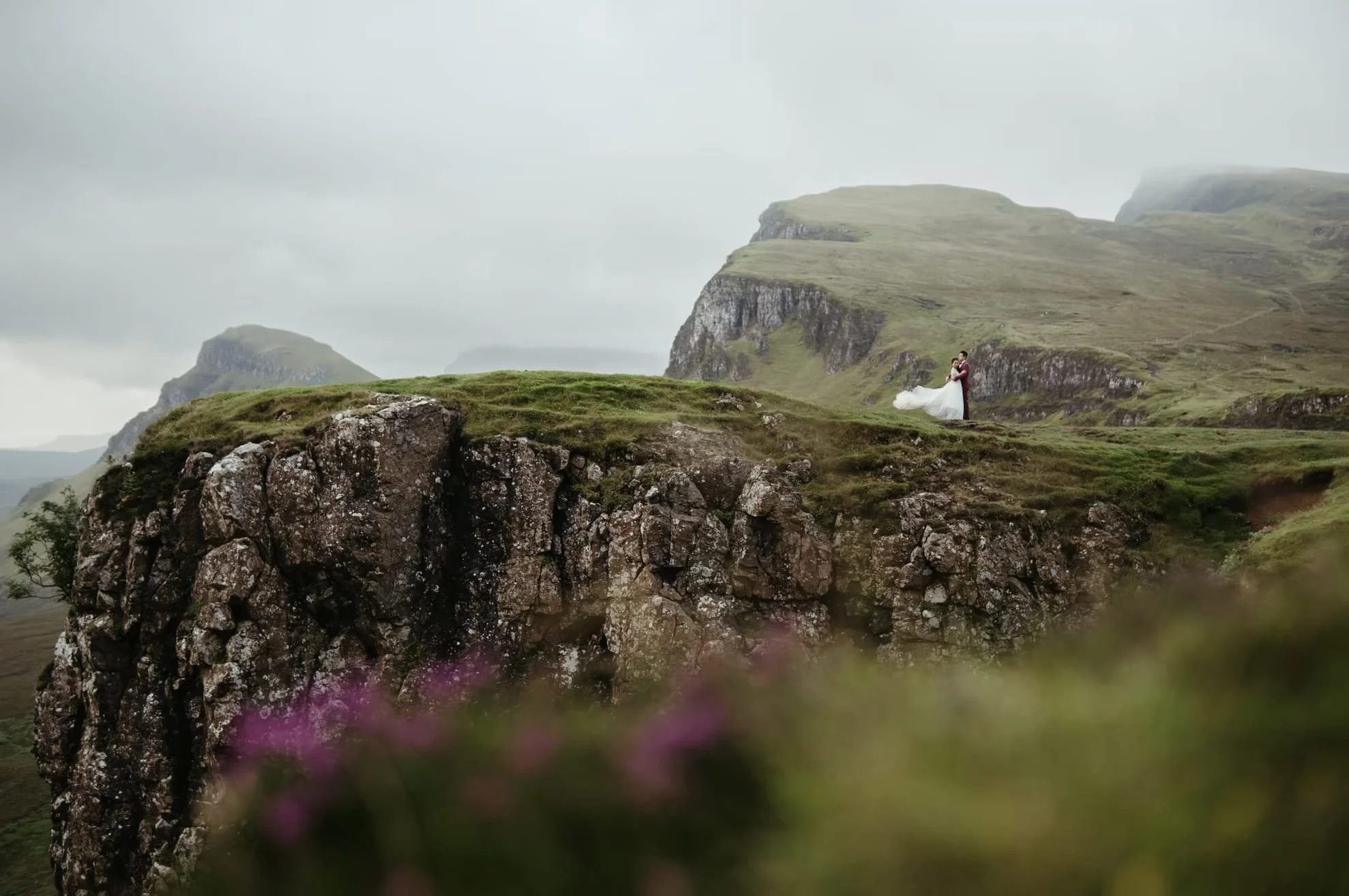 Brautpaar auf der Trotternish-Halbinsel auf Skye mit weiter Highland-Landschaft und Nebelstimmung