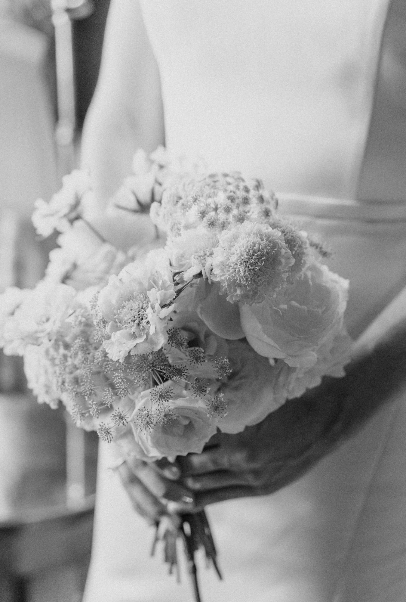 Brautstrauss der in den Händen der Braut gehalten wird