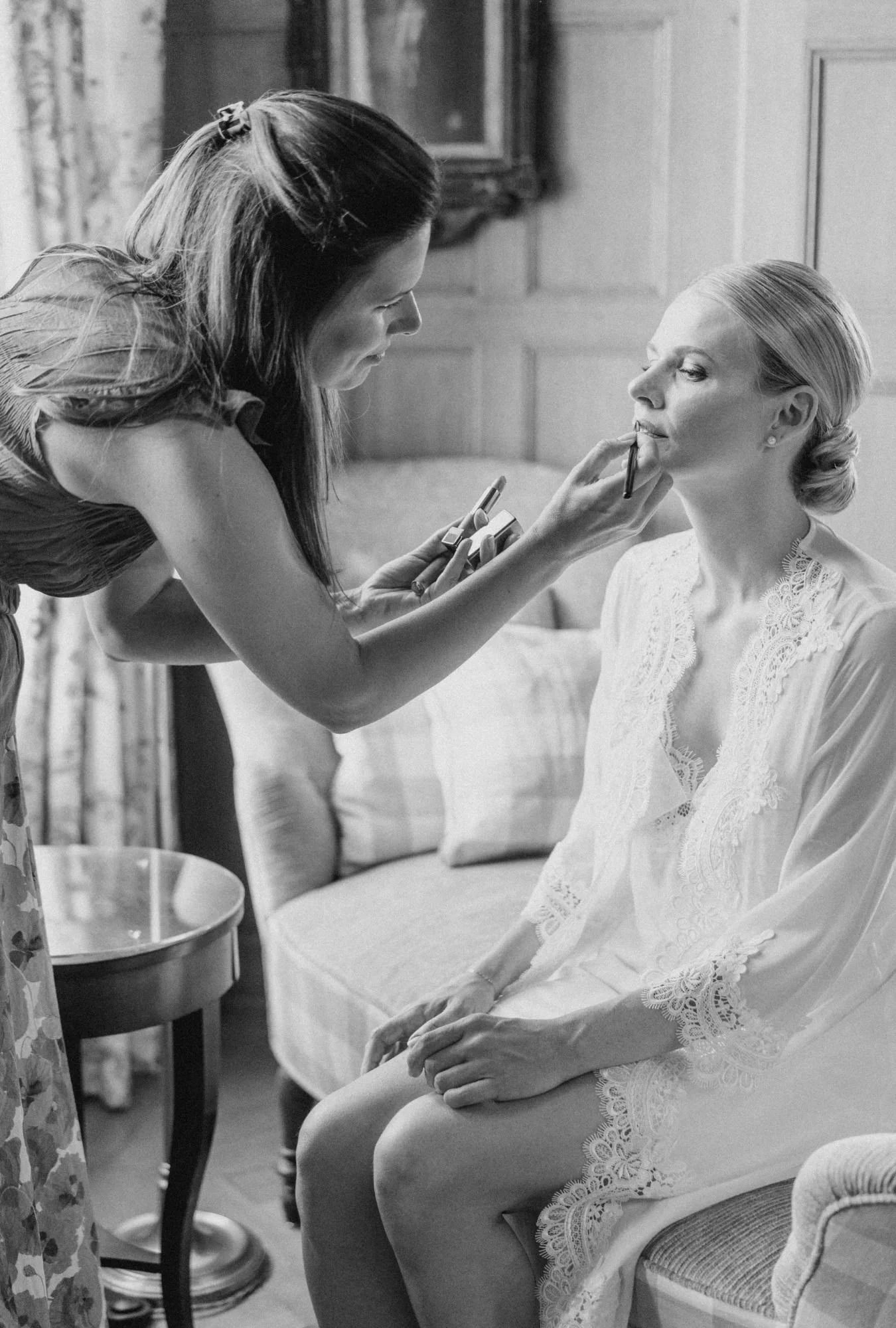 Luxuriöses Brautstyling mit moderner Ästhetik in elegantem Hotelzimmer