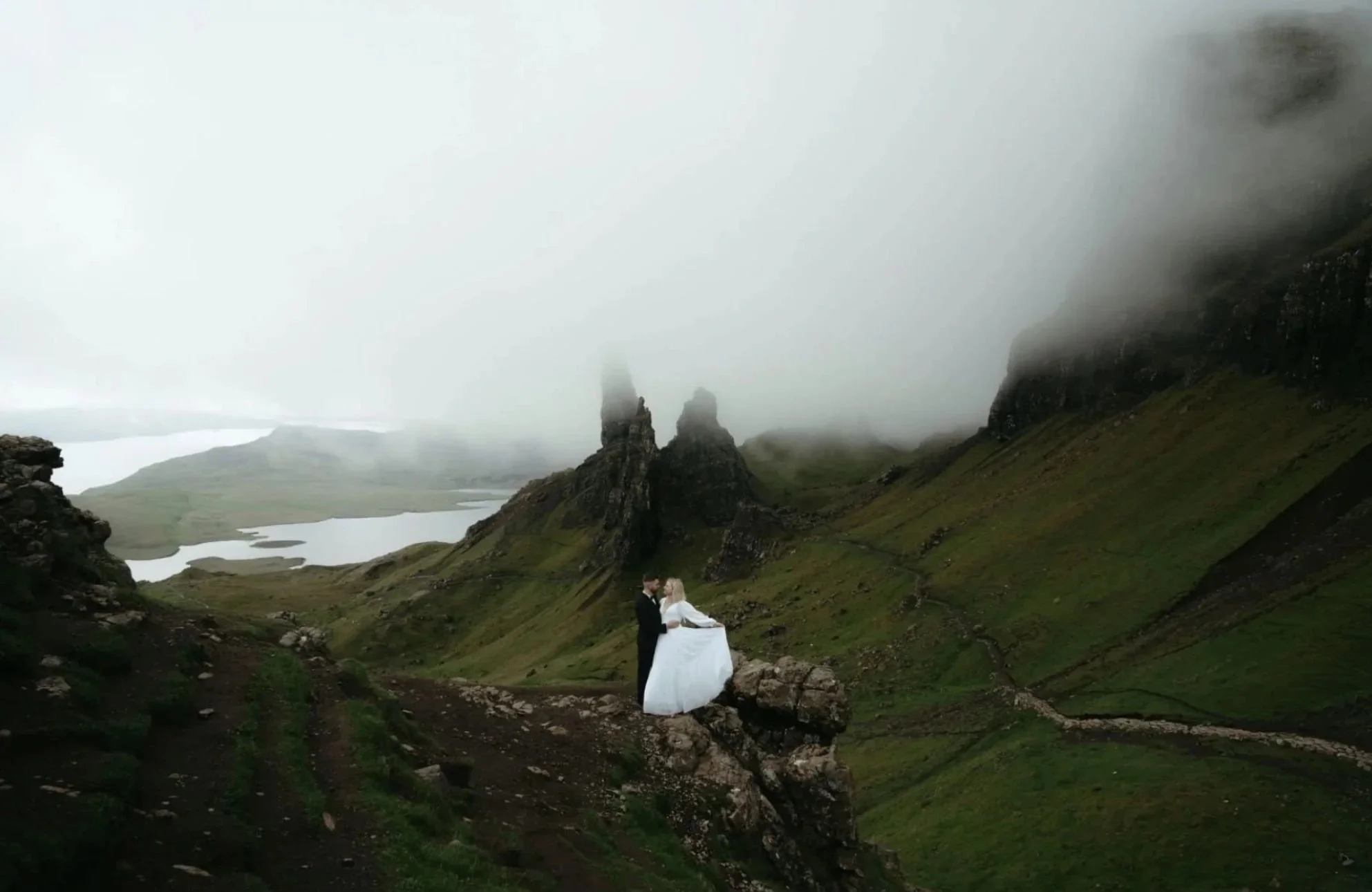 Brautpaar in der dramatischen Landschaft der Isle of Skye bei einer Destination Wedding in Schottland