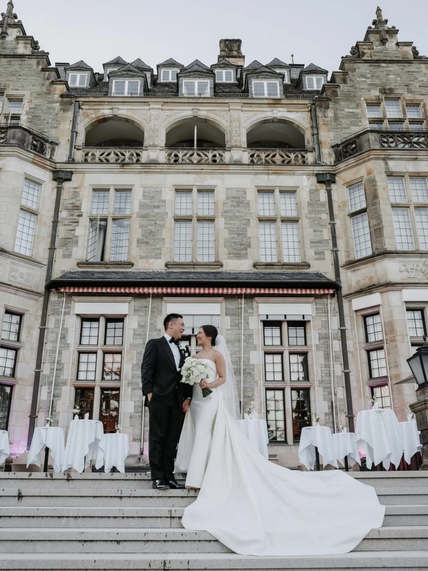 Elegantes Brautpaar in stilvollem Ambiente im historischen Schlosshotel Kronberg