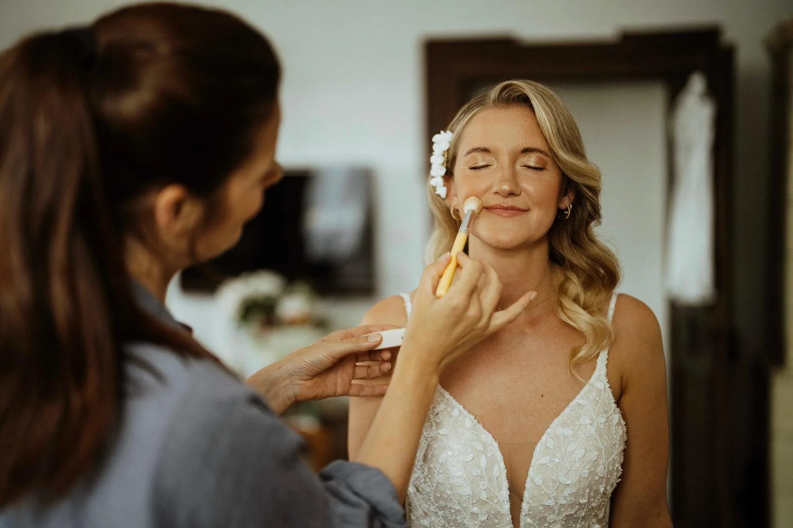 Braut beim Getting Ready mit natürlichem Make-up und Hairstyling