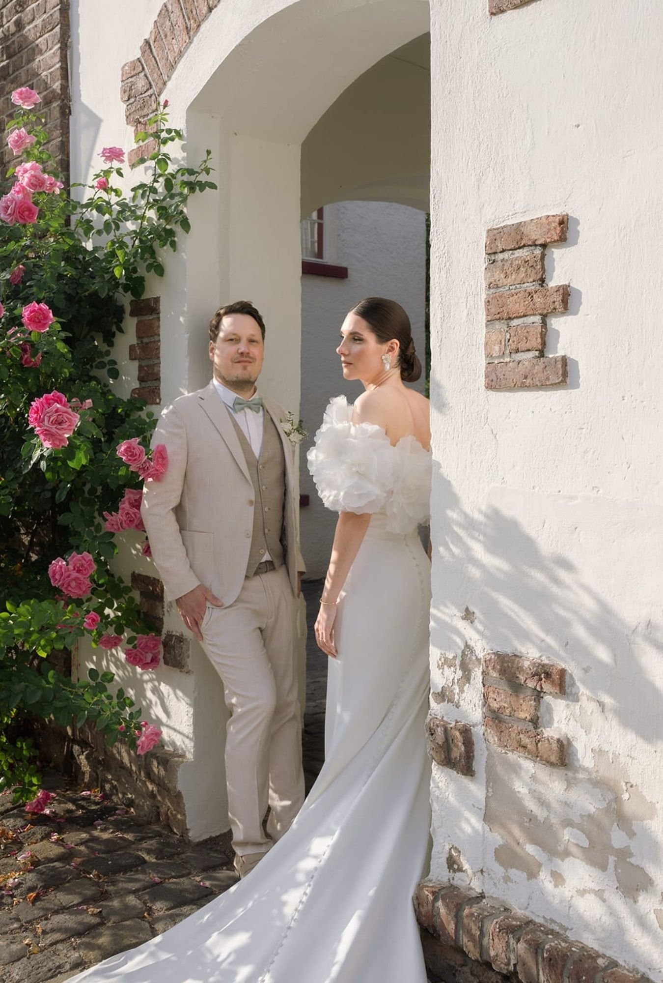 Brautpaar posiert in Hochzeitslocation Gut Nettehammer 