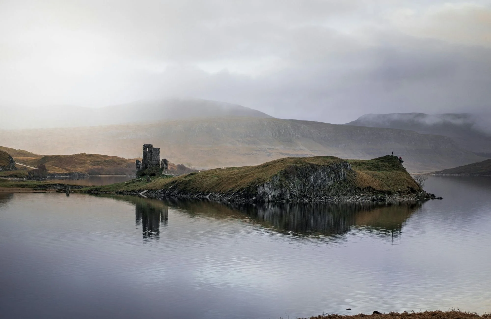 Steinerne Ruine in den Highlands von Schottland und Landschaft im Hintergrund