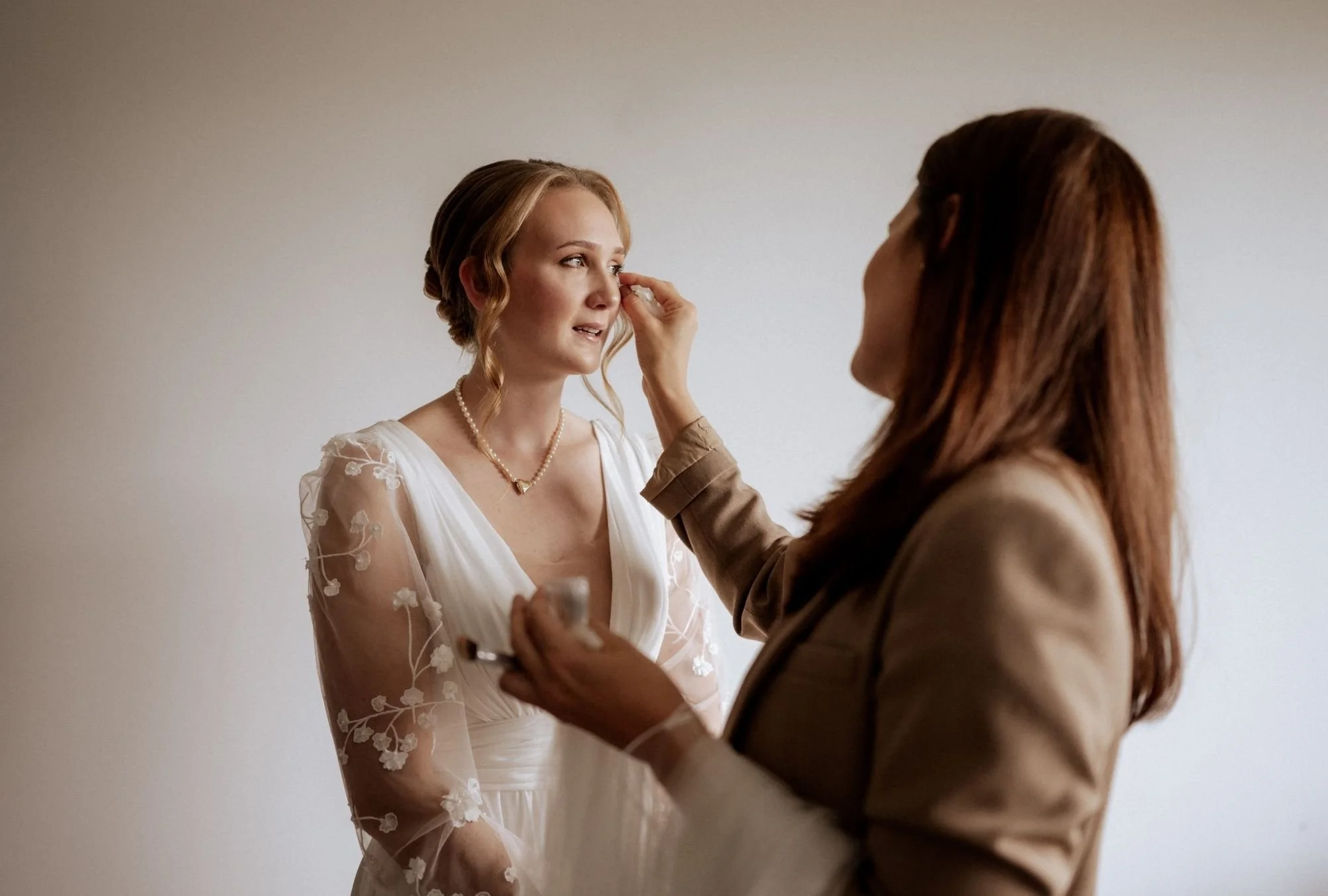 Braut beim Getting Ready mit professioneller Brautstylistin